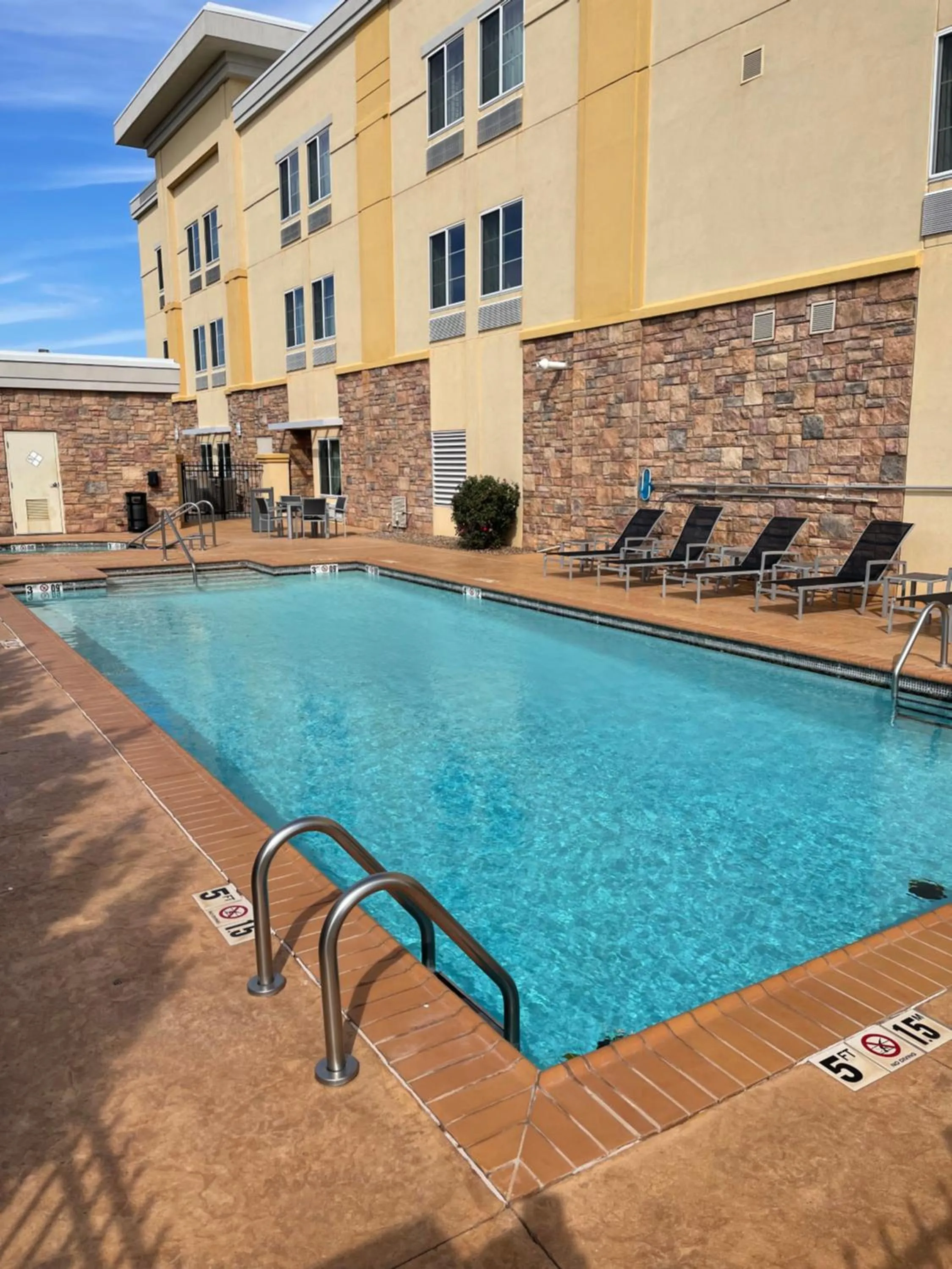 Swimming pool in La Quinta by Wyndham Elk City