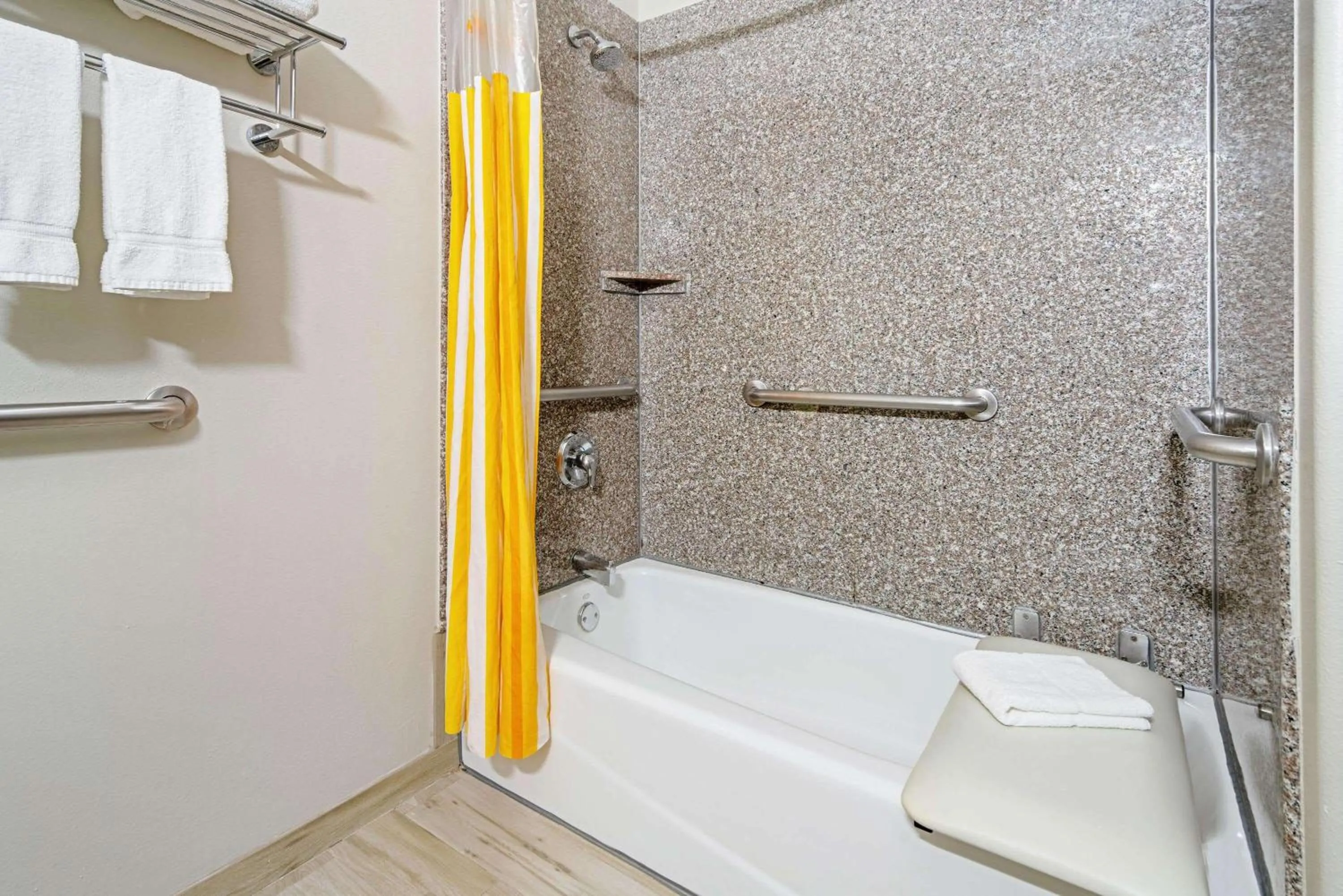 Bathroom in La Quinta Inn & Suites by Wyndham Mercedes Outlet Mall