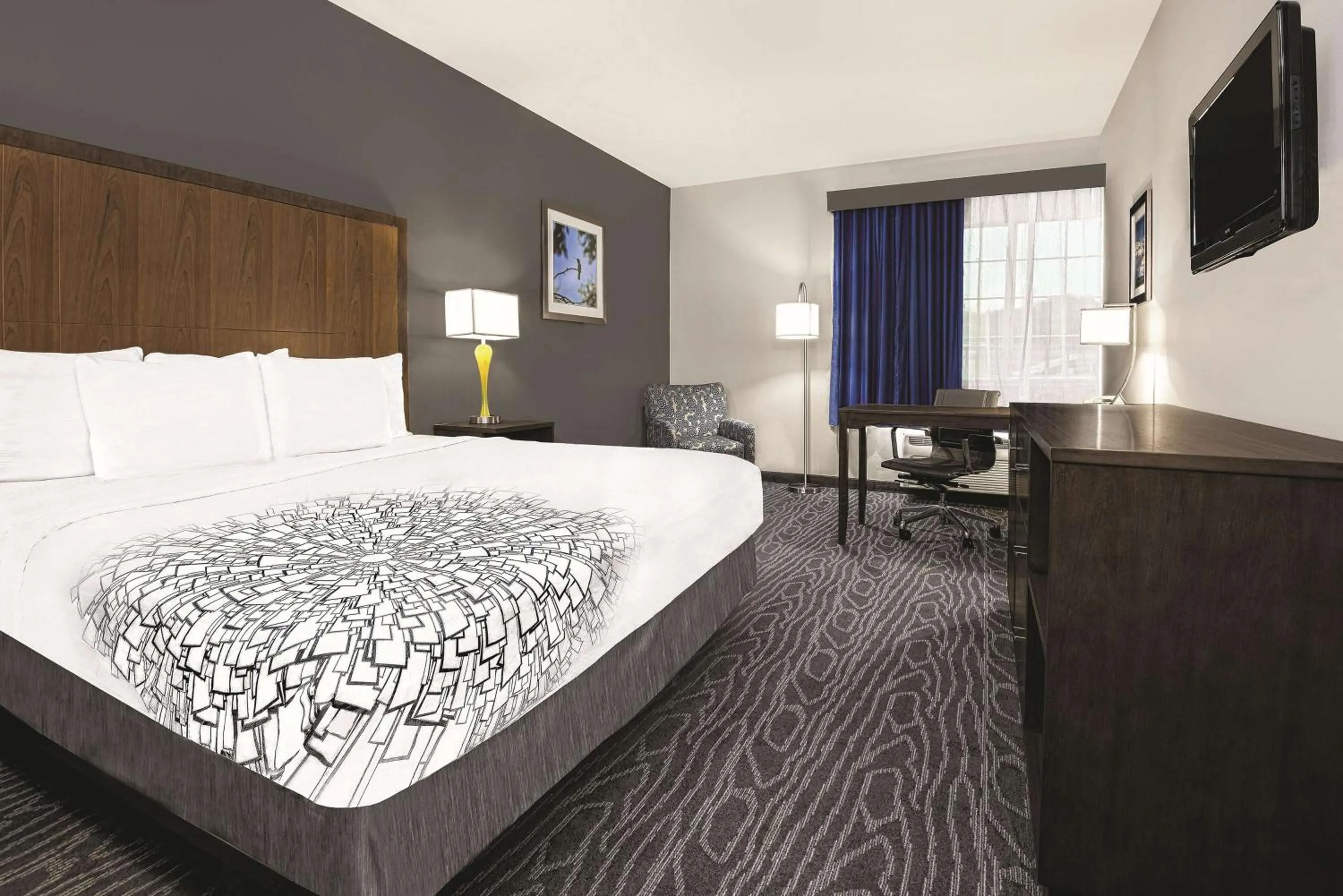 Photo of the whole room, Bed in La Quinta Inn & Suites by Wyndham Mercedes Outlet Mall