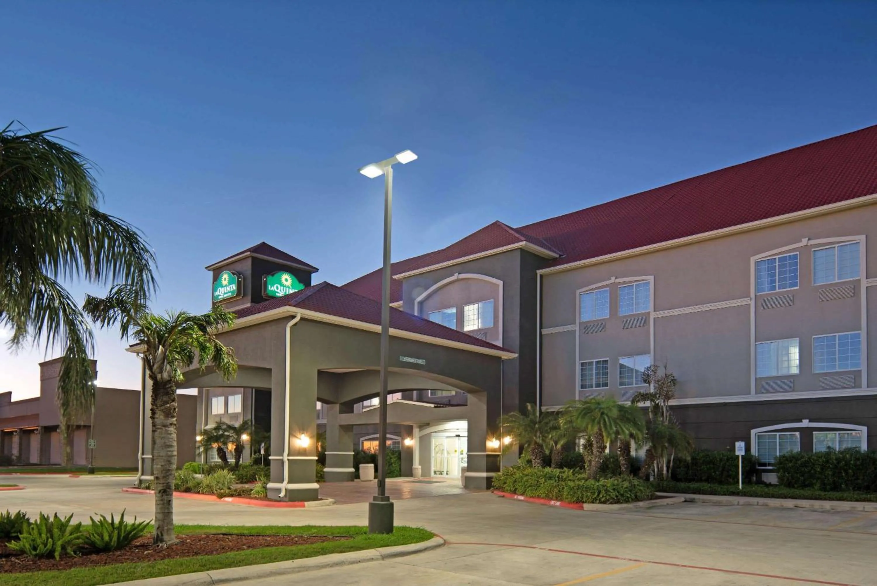 Property building in La Quinta Inn & Suites by Wyndham Mercedes Outlet Mall