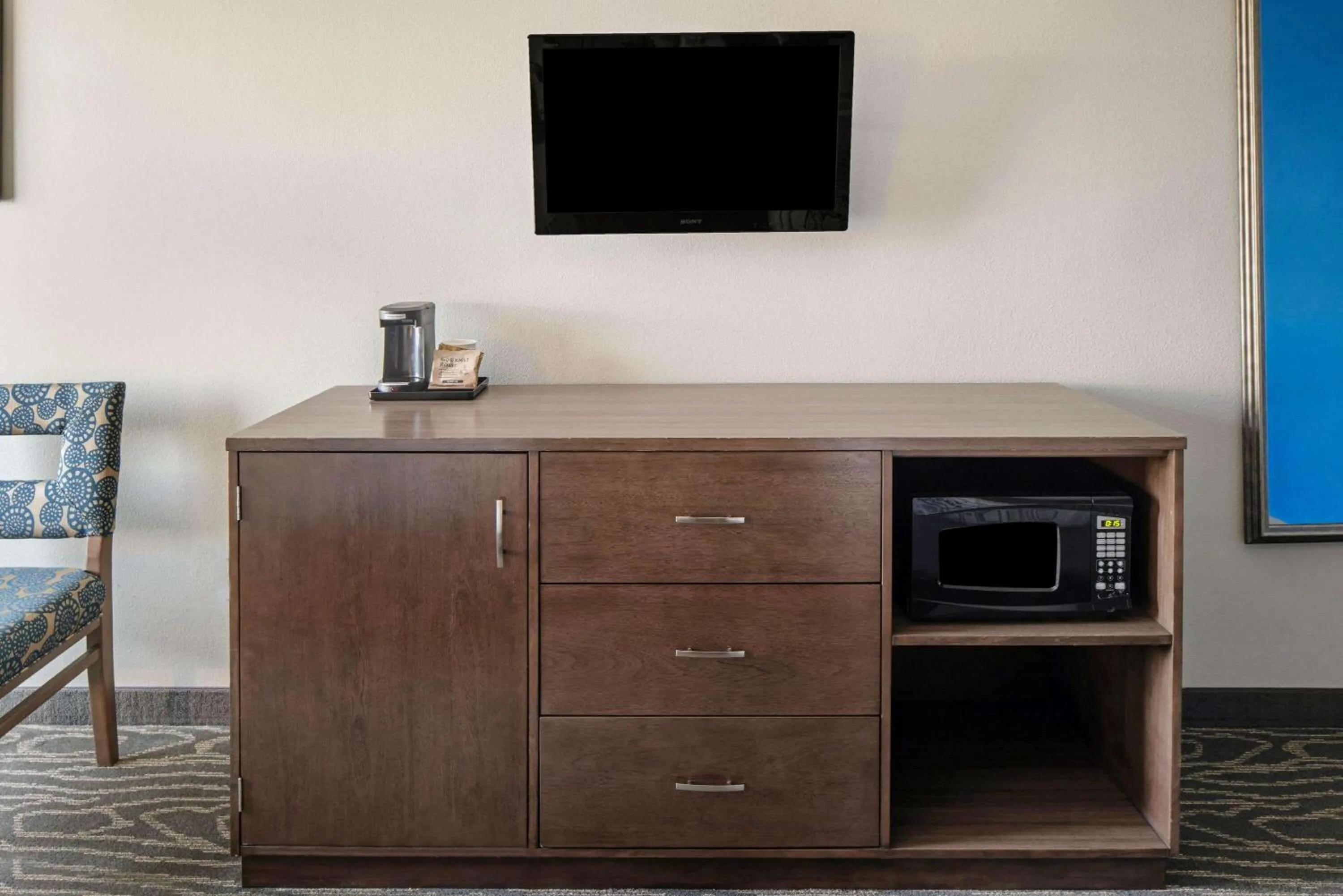 TV and multimedia in La Quinta Inn & Suites by Wyndham Mercedes Outlet Mall