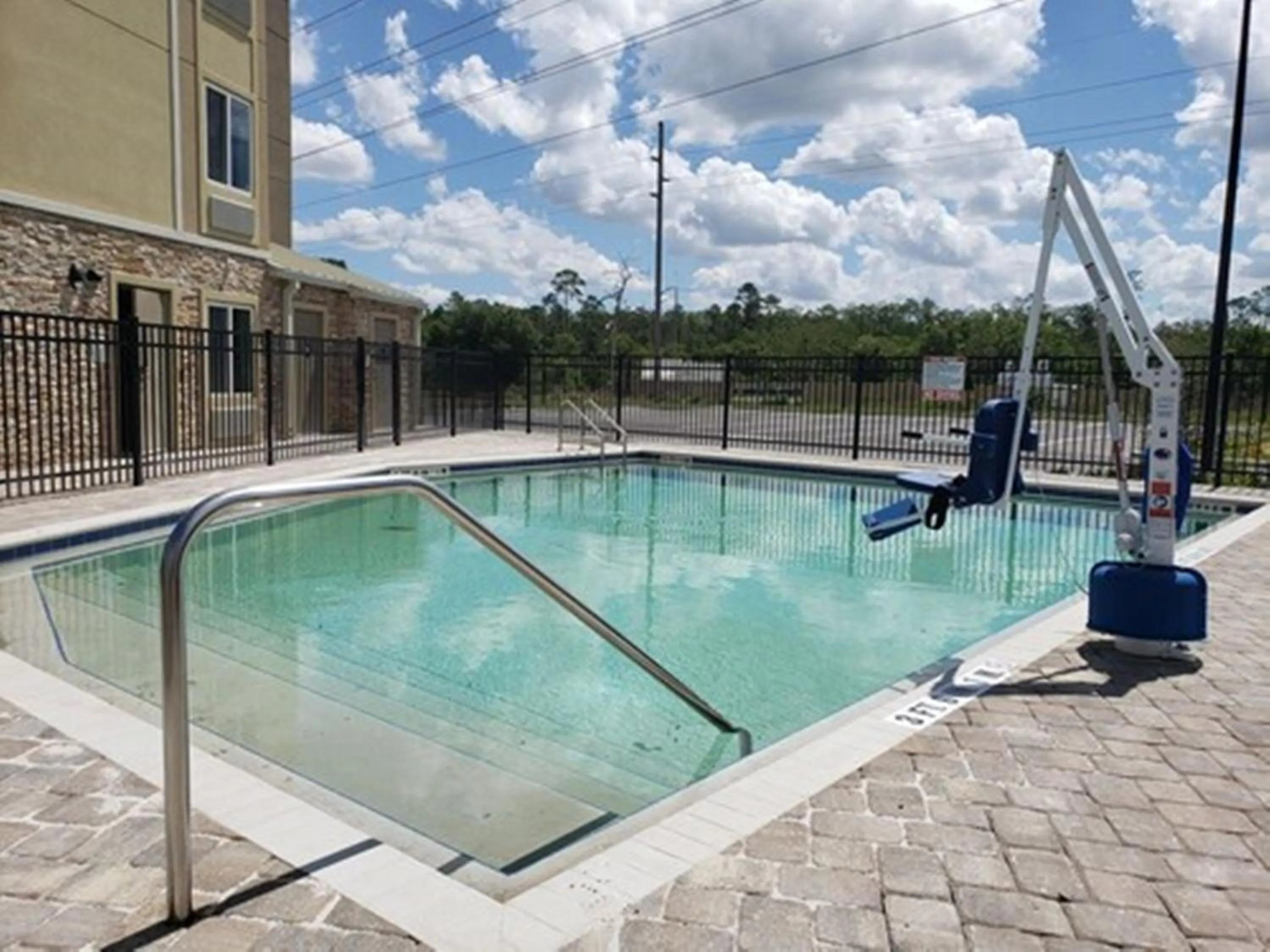 Swimming pool in Woodspring Suites Orlando International Drive
