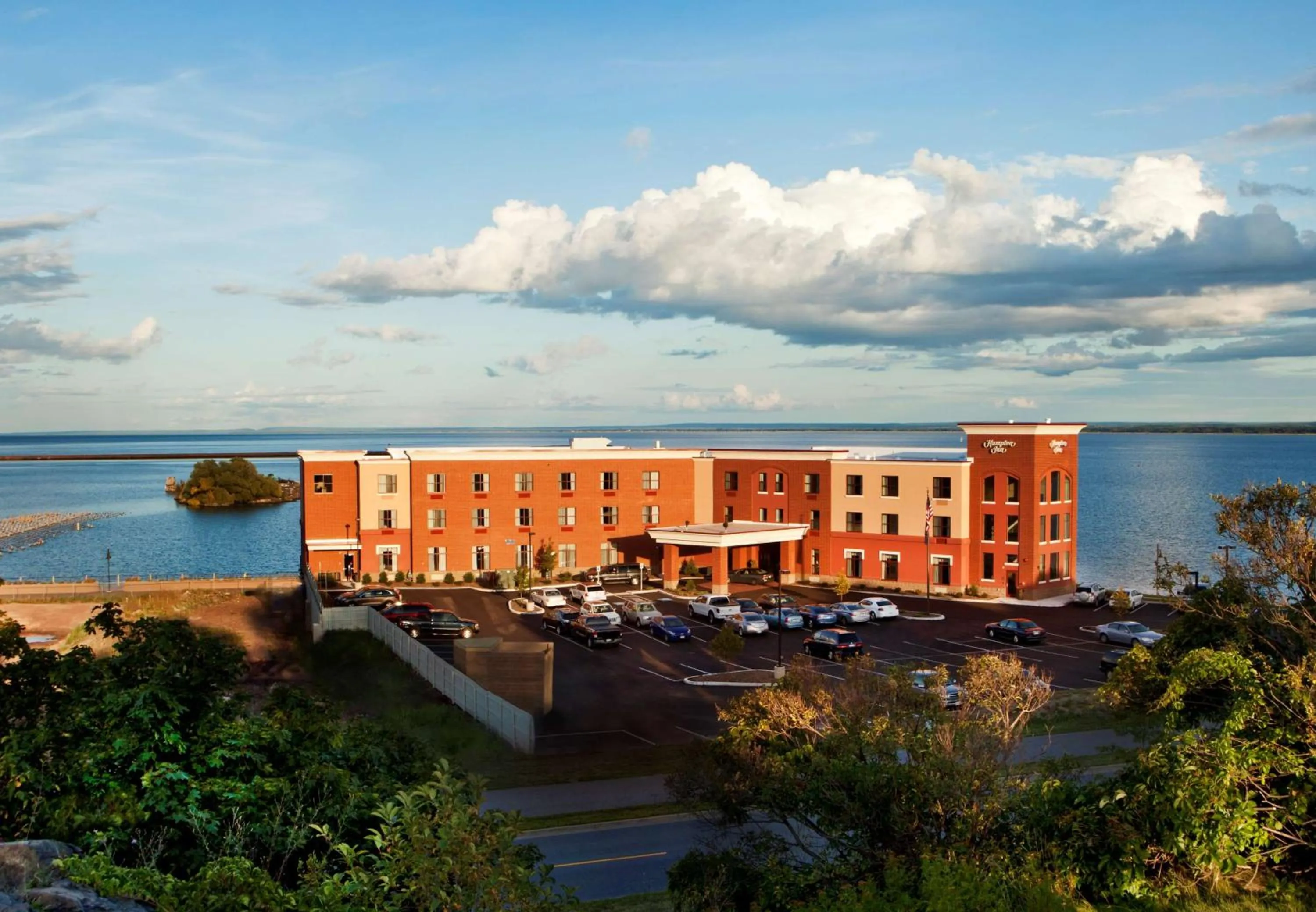 Property building in Hampton Inn Marquette-Waterfront