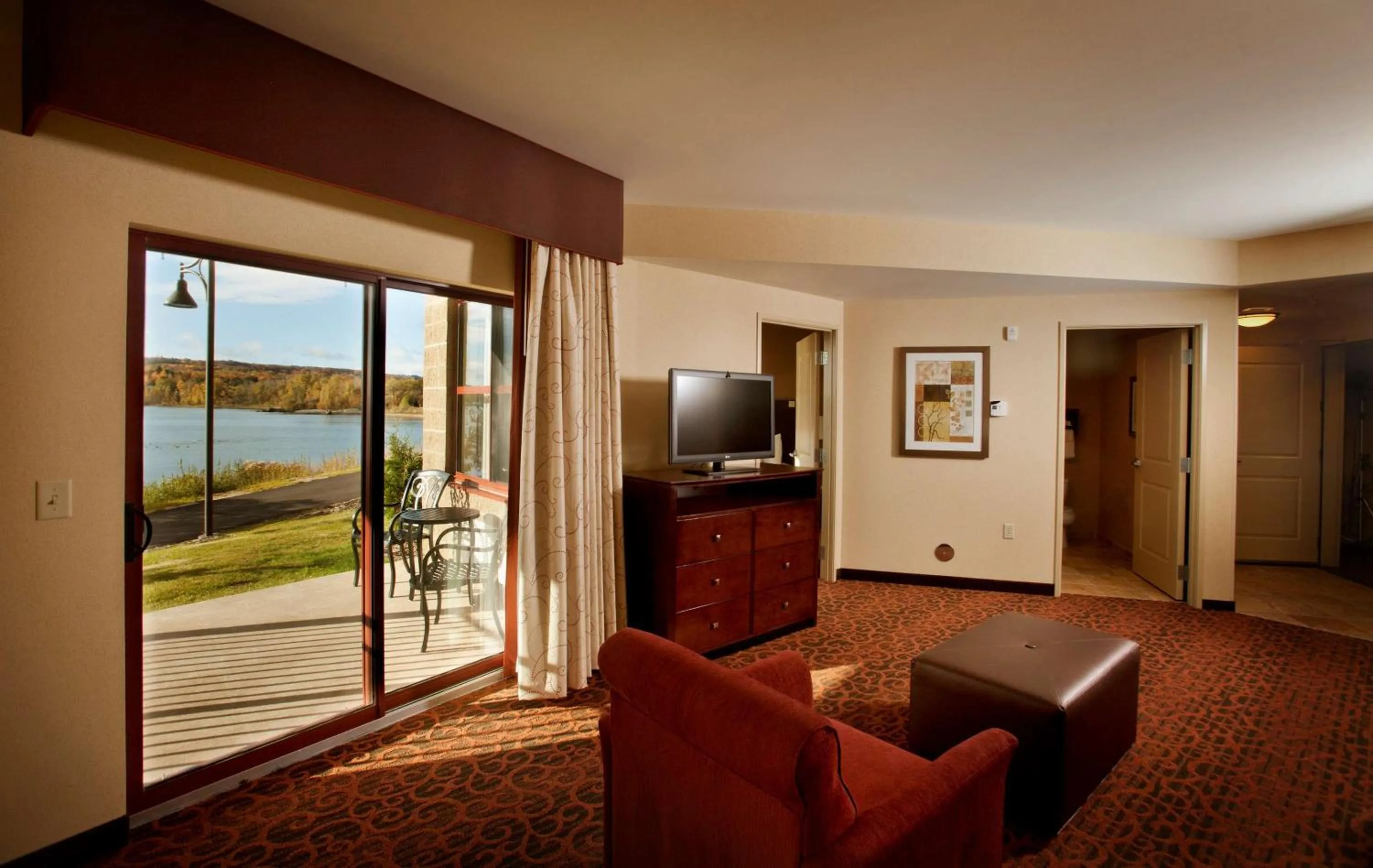 Living room in Hampton Inn Marquette-Waterfront