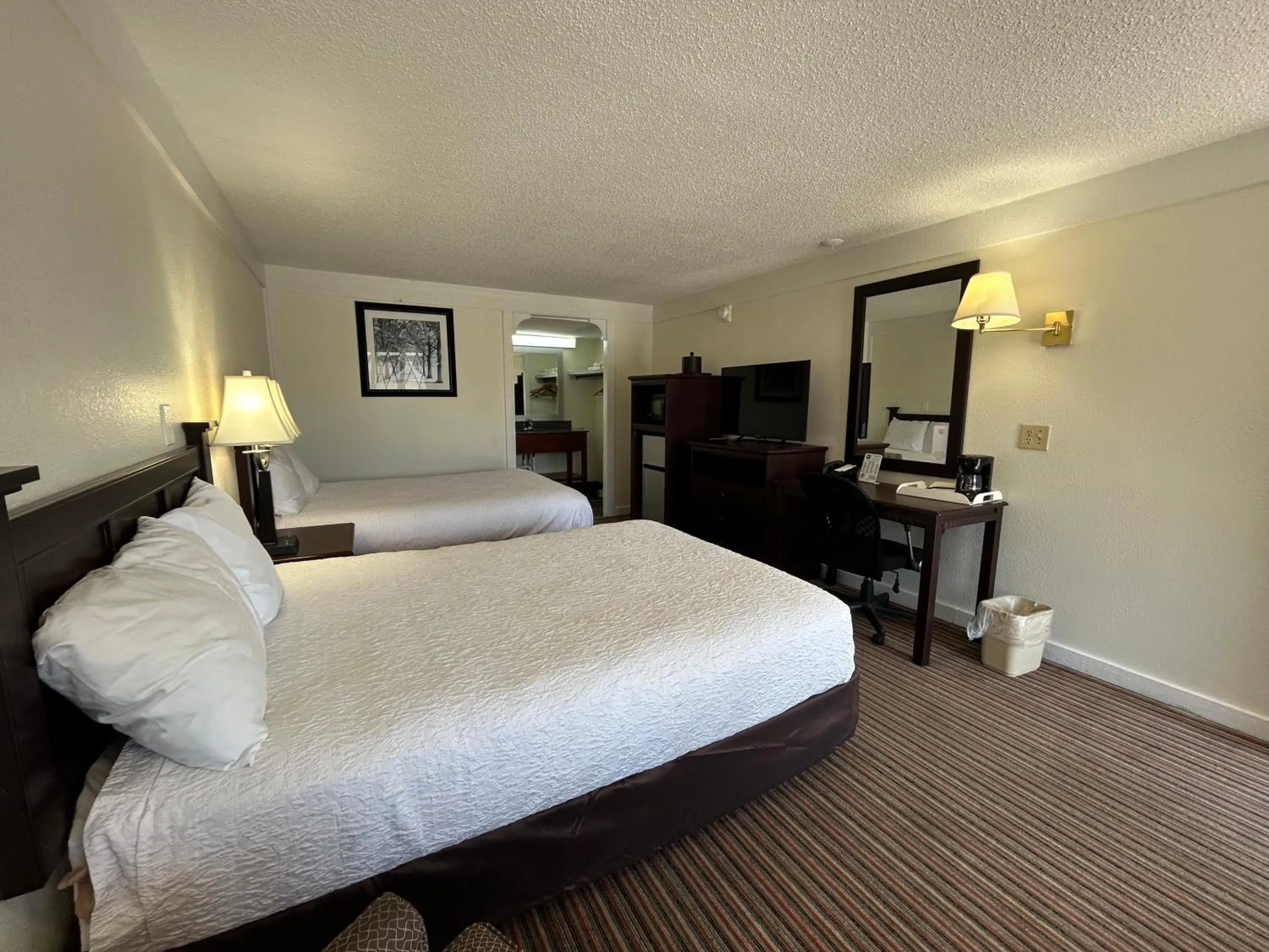 Bed in Knights Inn Somerset