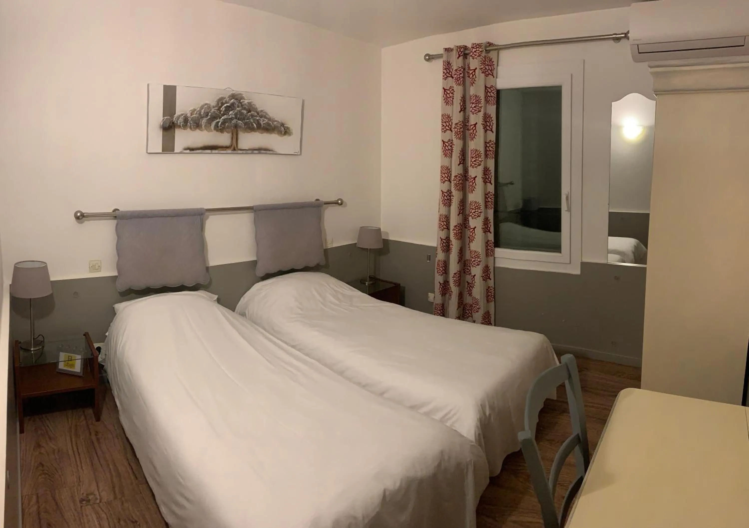 Bed in Logis Hotel Restaurant L' Auberge Cigaloise