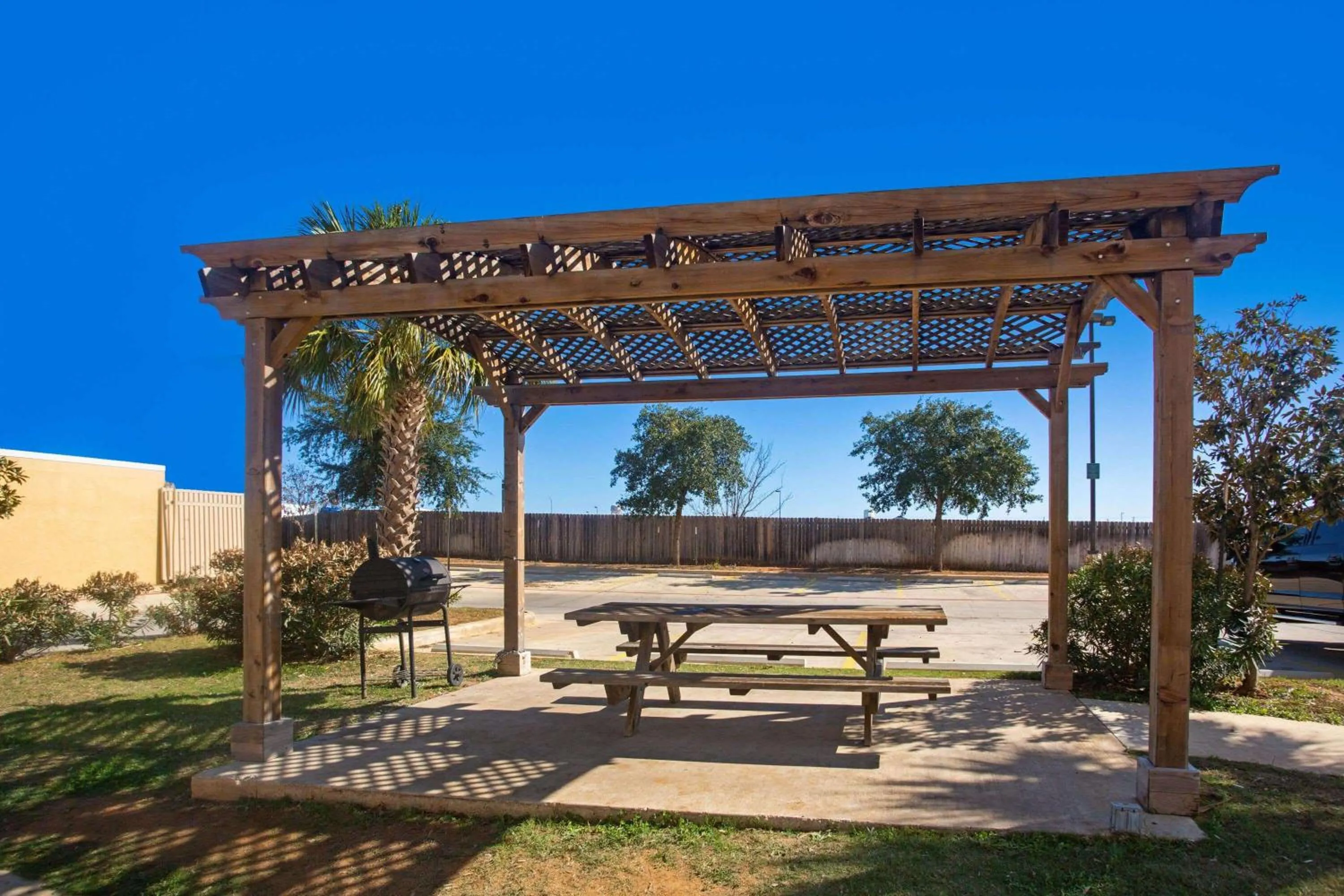 BBQ facilities in La Quinta by Wyndham Pearsall