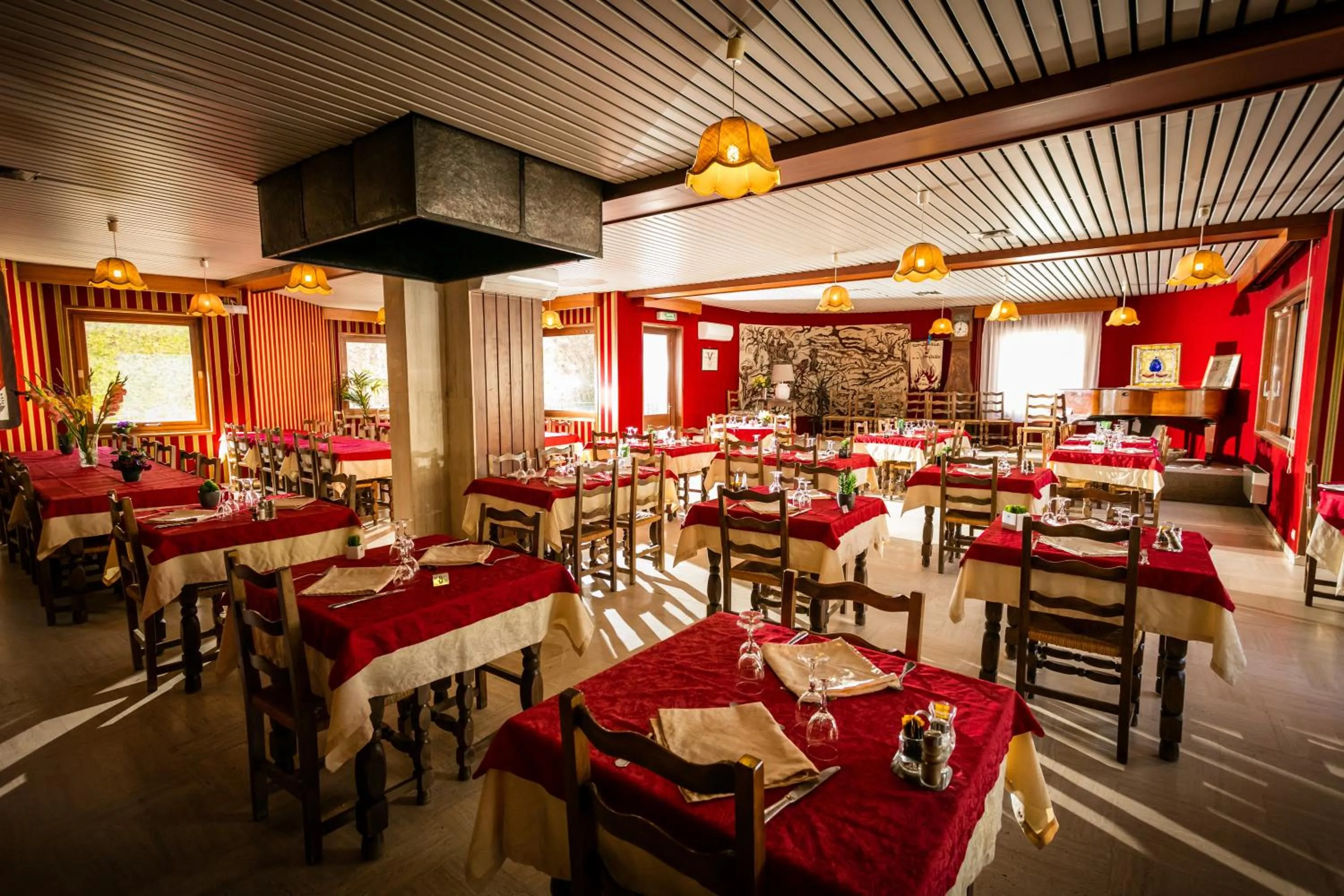 Restaurant/places to eat in Logis Hotel Restaurant Du Commerce