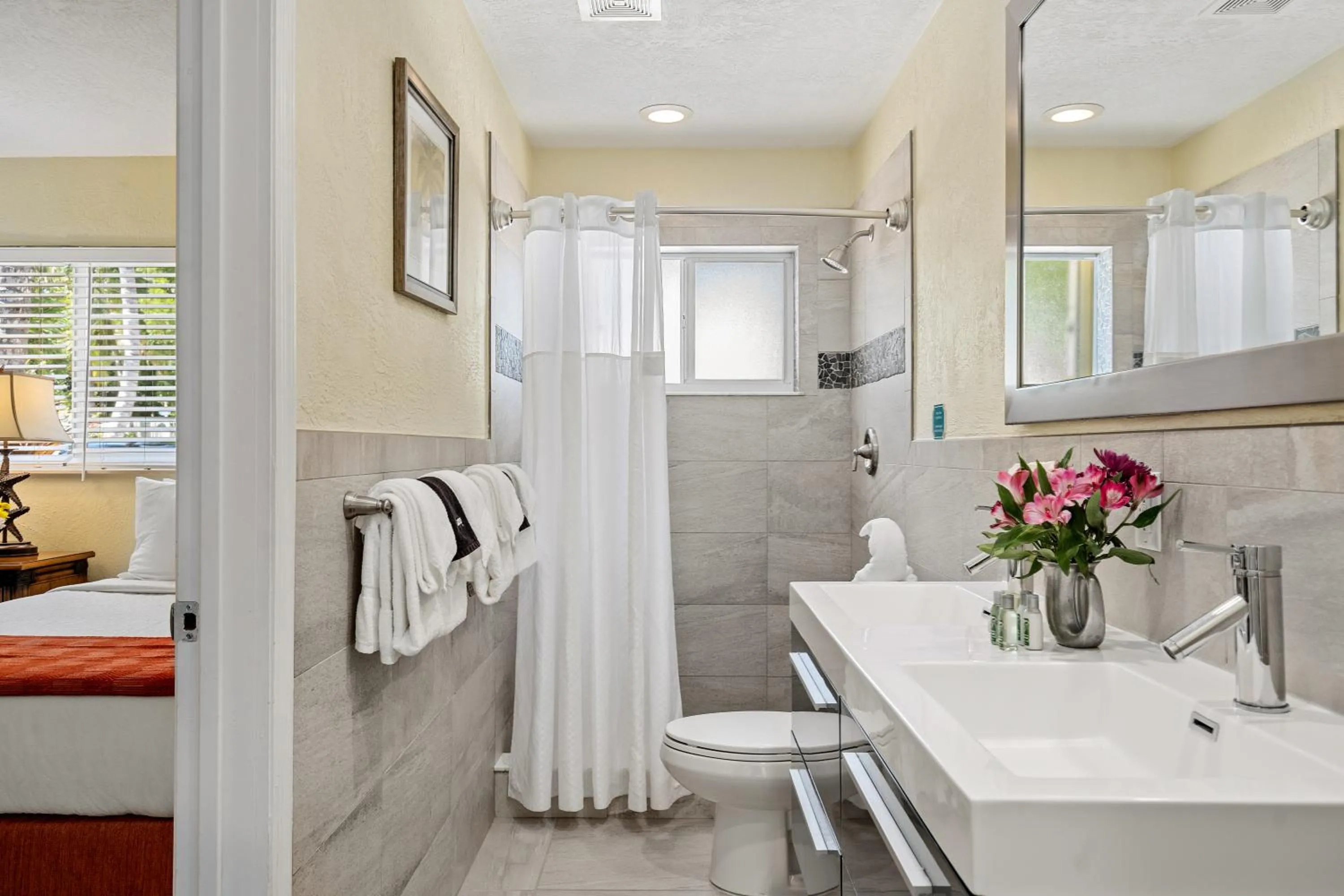 Bathroom, Bed in Coconut Bay Resort - Key Largo
