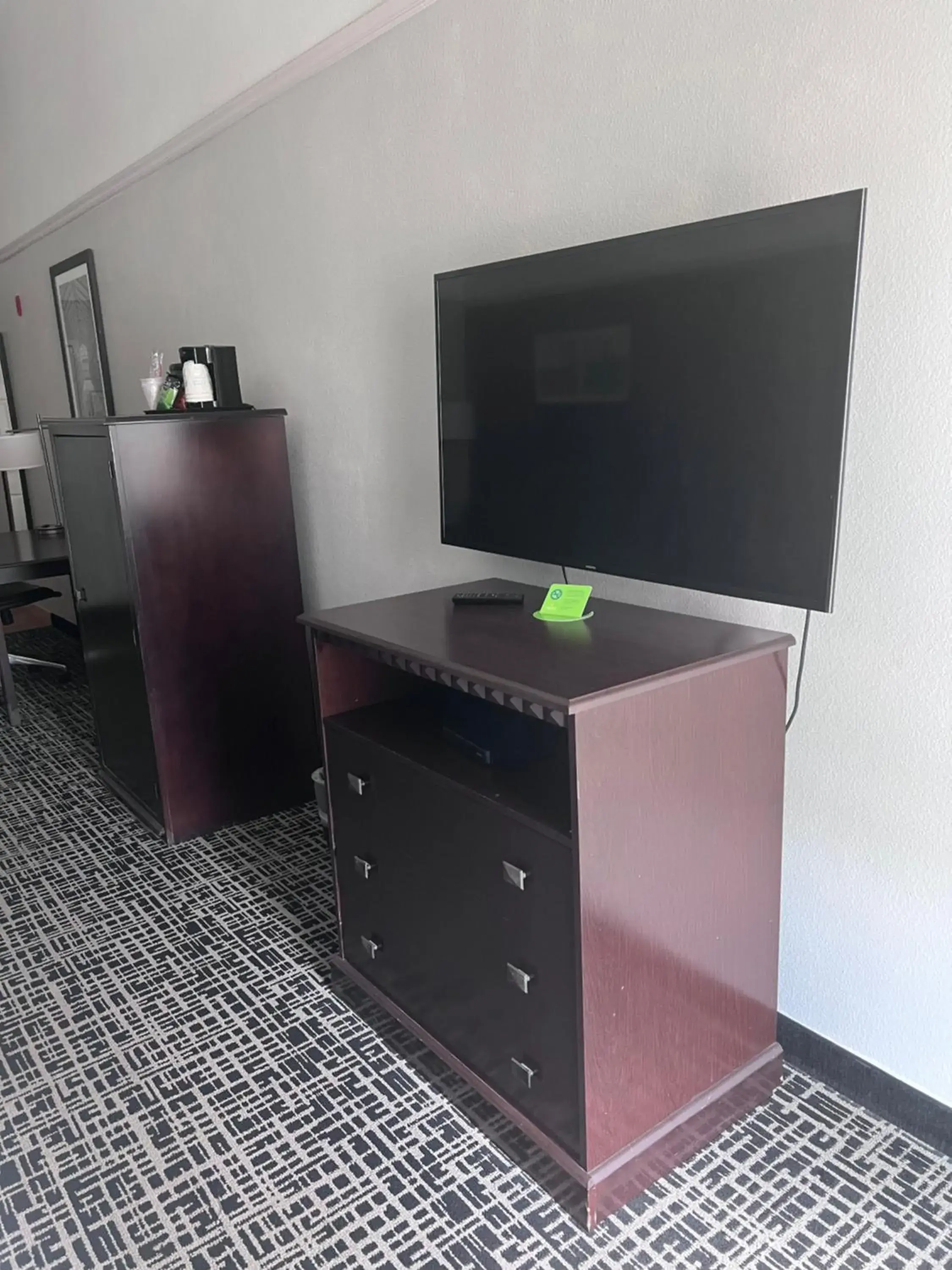 Executive King Room with Roll In Shower - Mobility Accessible/Non-Smoking in La Quinta by Wyndham Brownwood Executive King Room with Roll In Shower - Mobility Accessible/Non-Smoking in La Quinta by Wyndham Brownwood