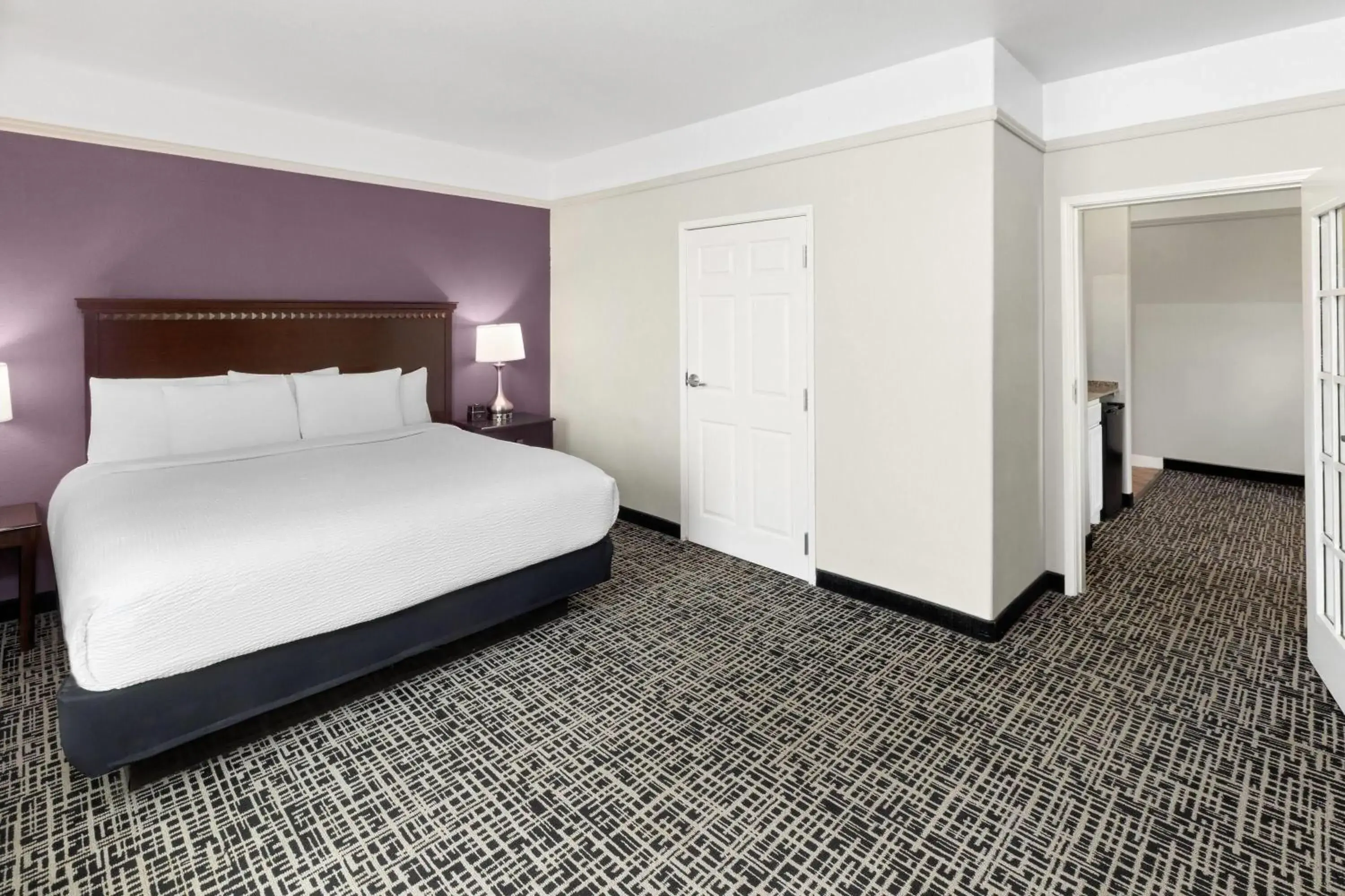 One-Bedroom King Suite with Bath Tub - Mobility/Hearing Access - Non-Smoking in La Quinta by Wyndham Brownwood One-Bedroom King Suite with Bath Tub - Mobility/Hearing Access - Non-Smoking in La Quinta by Wyndham Brownwood