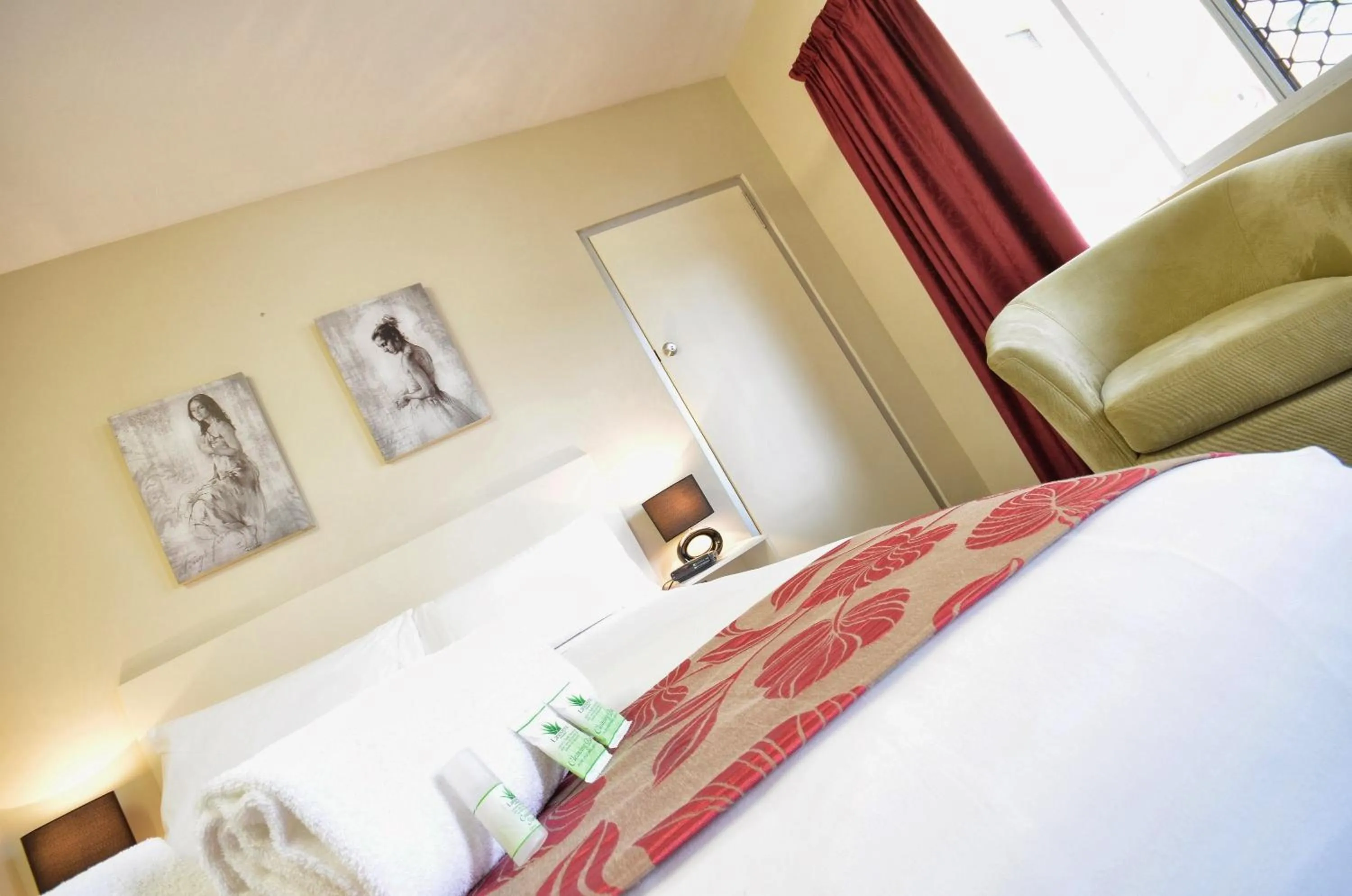 Photo of the whole room, Bed in International Lodge Motel