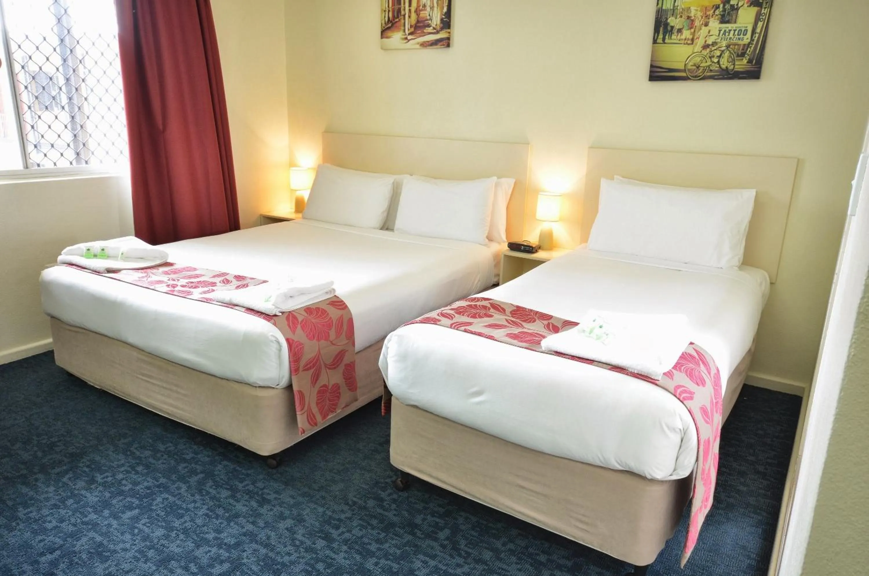 Photo of the whole room, Bed in International Lodge Motel