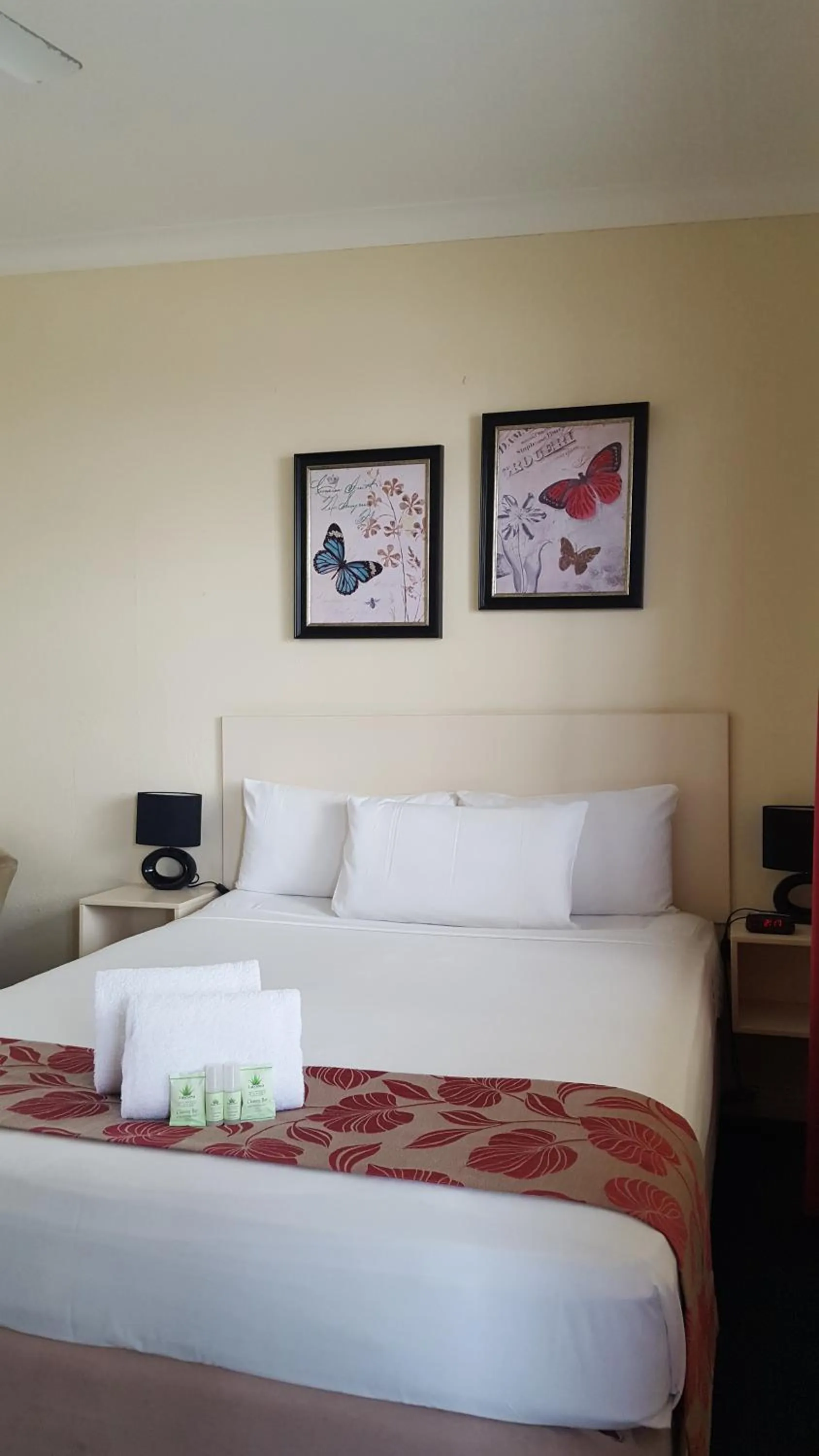 Bed in International Lodge Motel