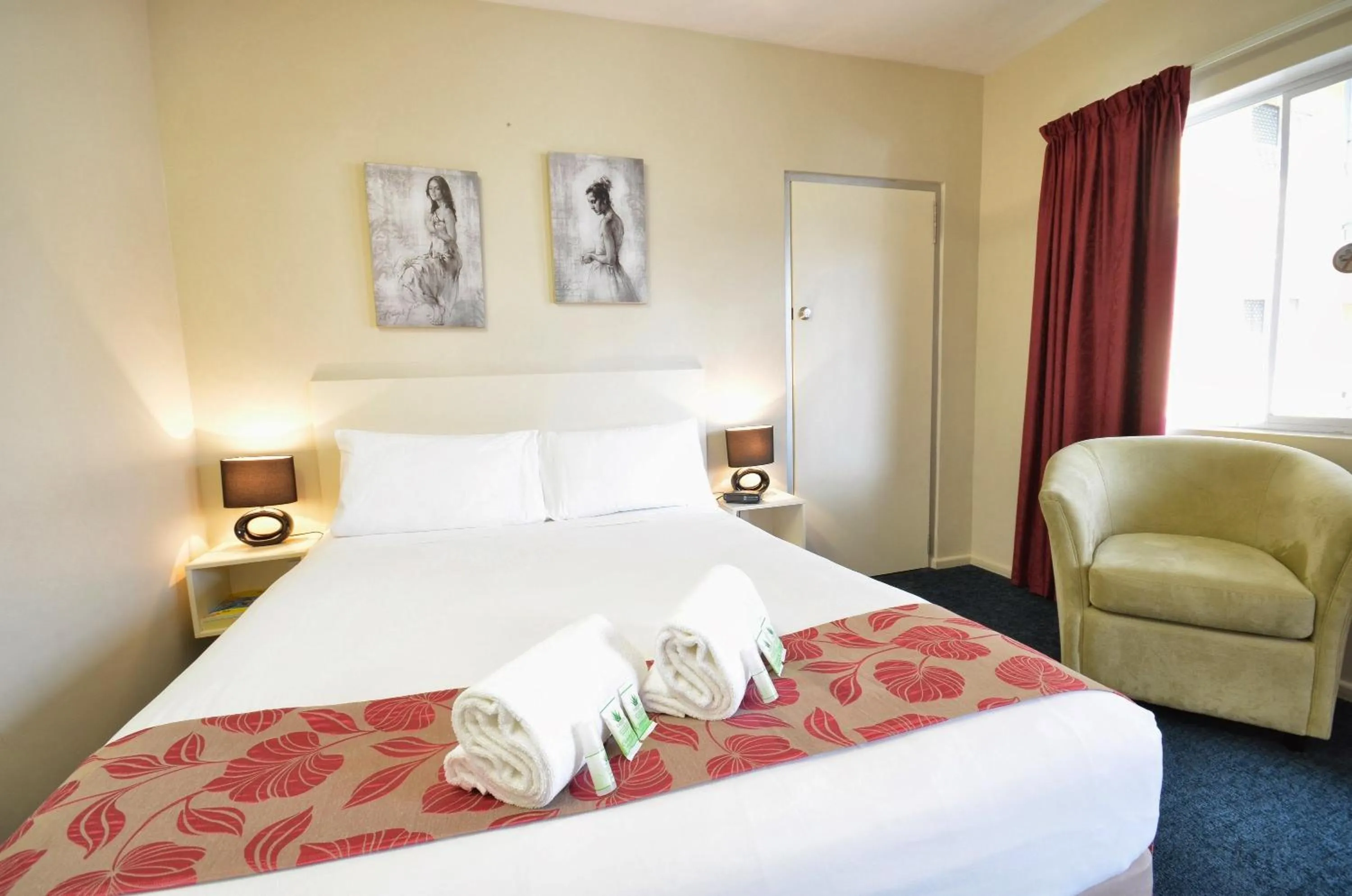 Photo of the whole room, Bed in International Lodge Motel