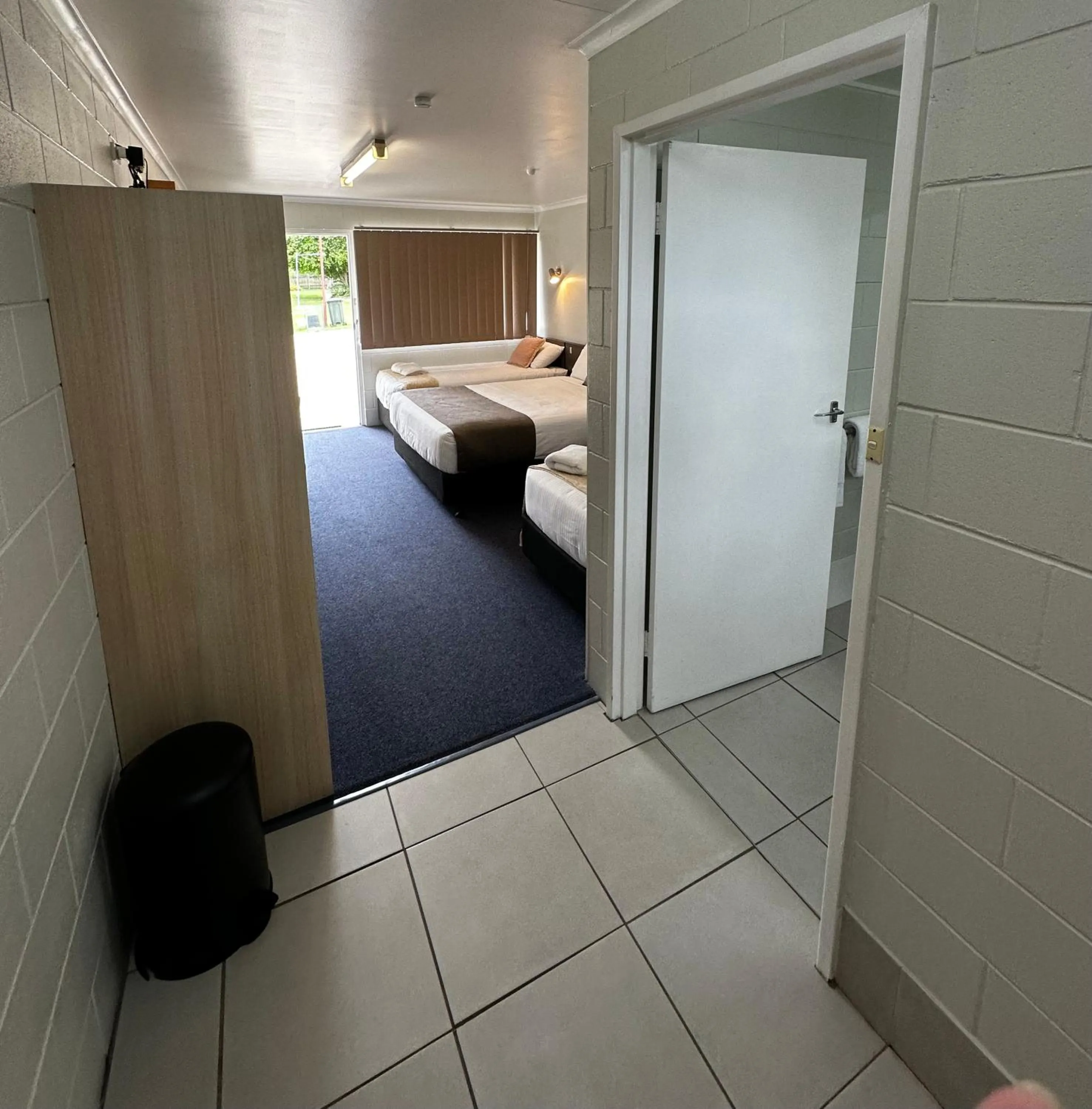 Bathroom, Bed in Murgon Motor Inn