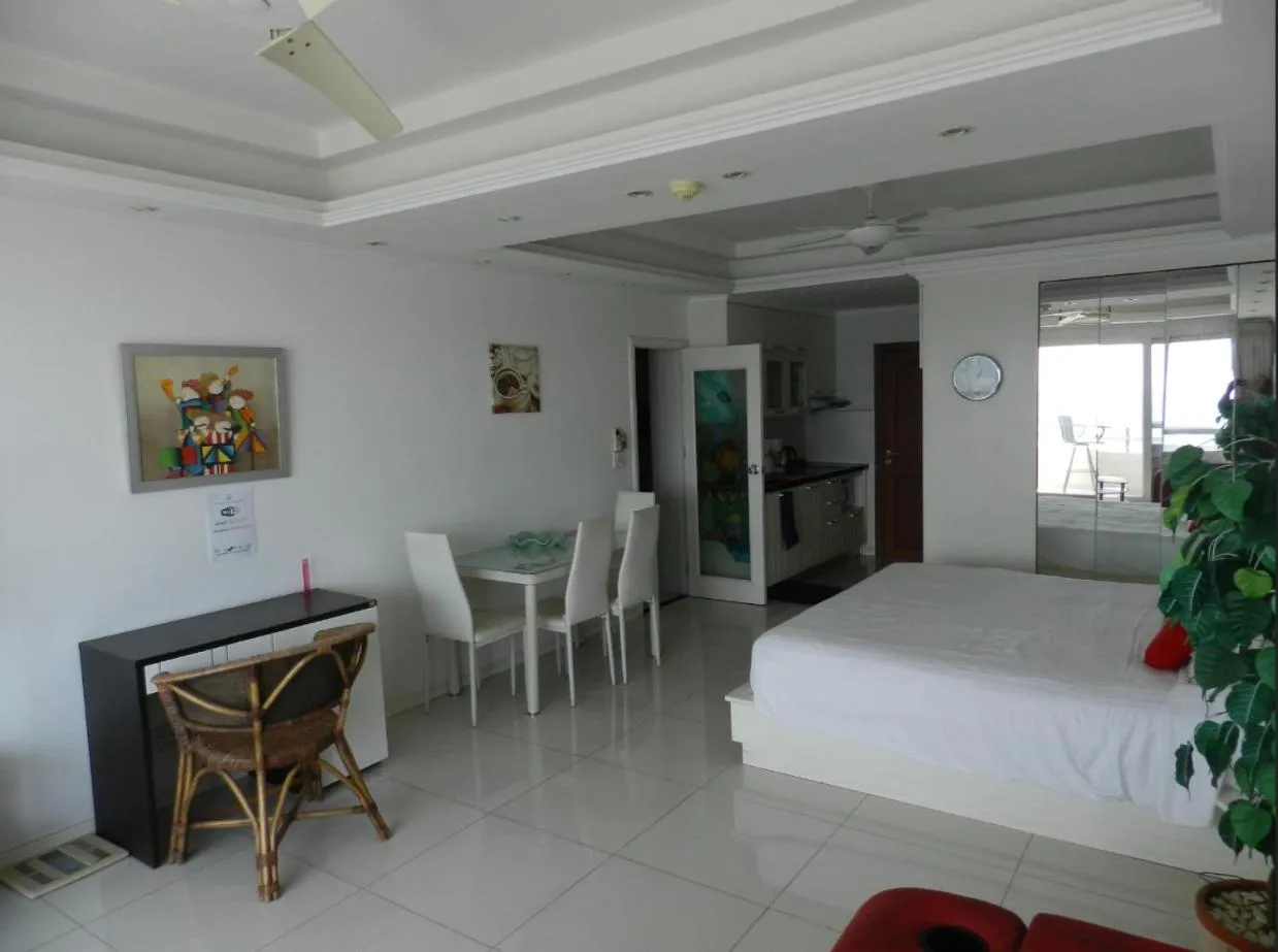 Photo of the whole room, Bed in Jomtien PLAZA Condotel