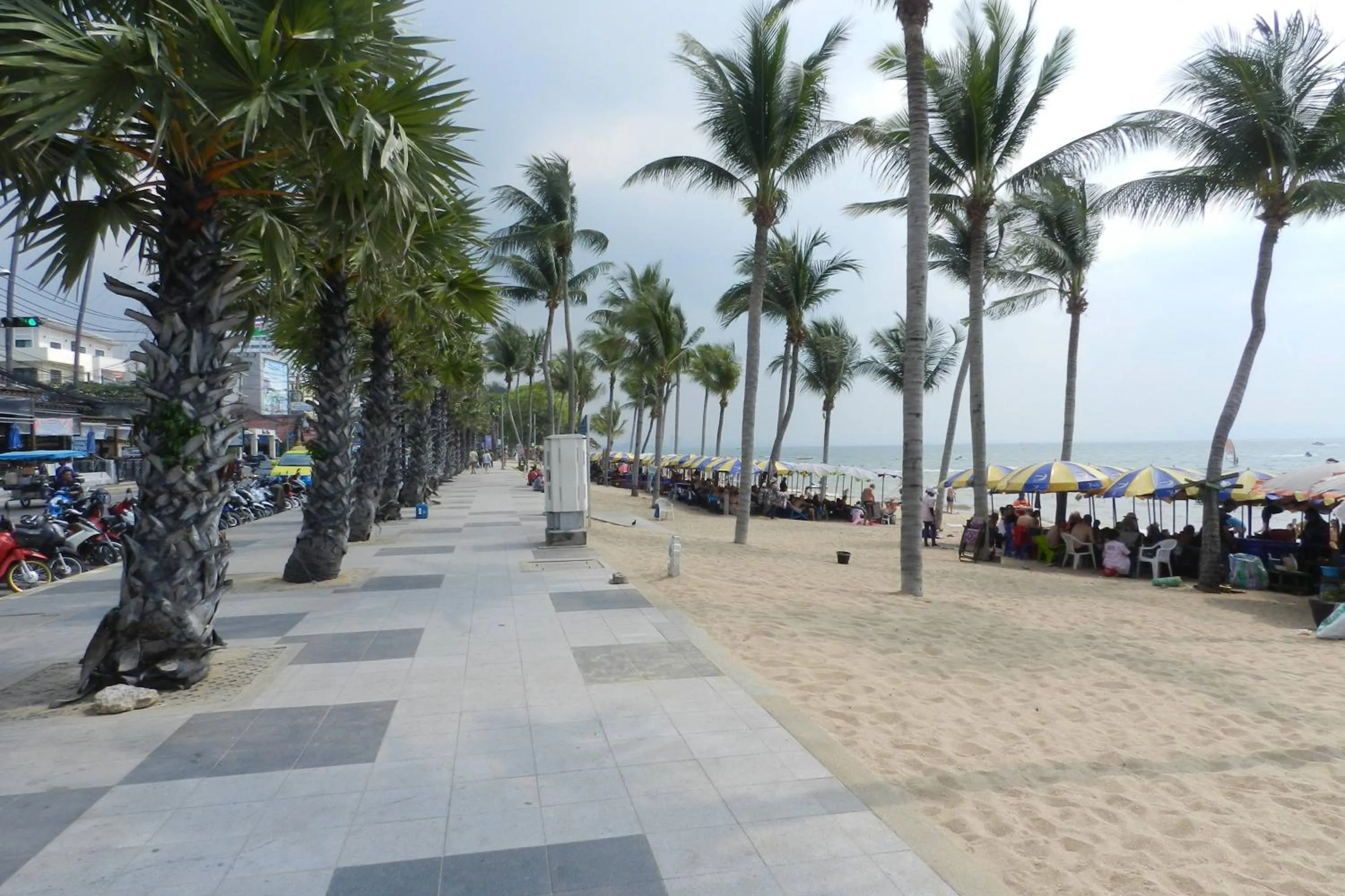 Beach in Jomtien PLAZA Condotel