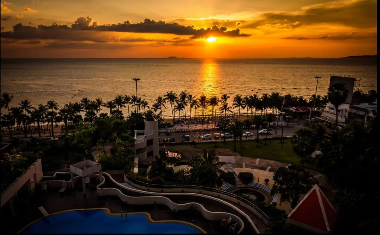 Swimming pool in Jomtien PLAZA Condotel