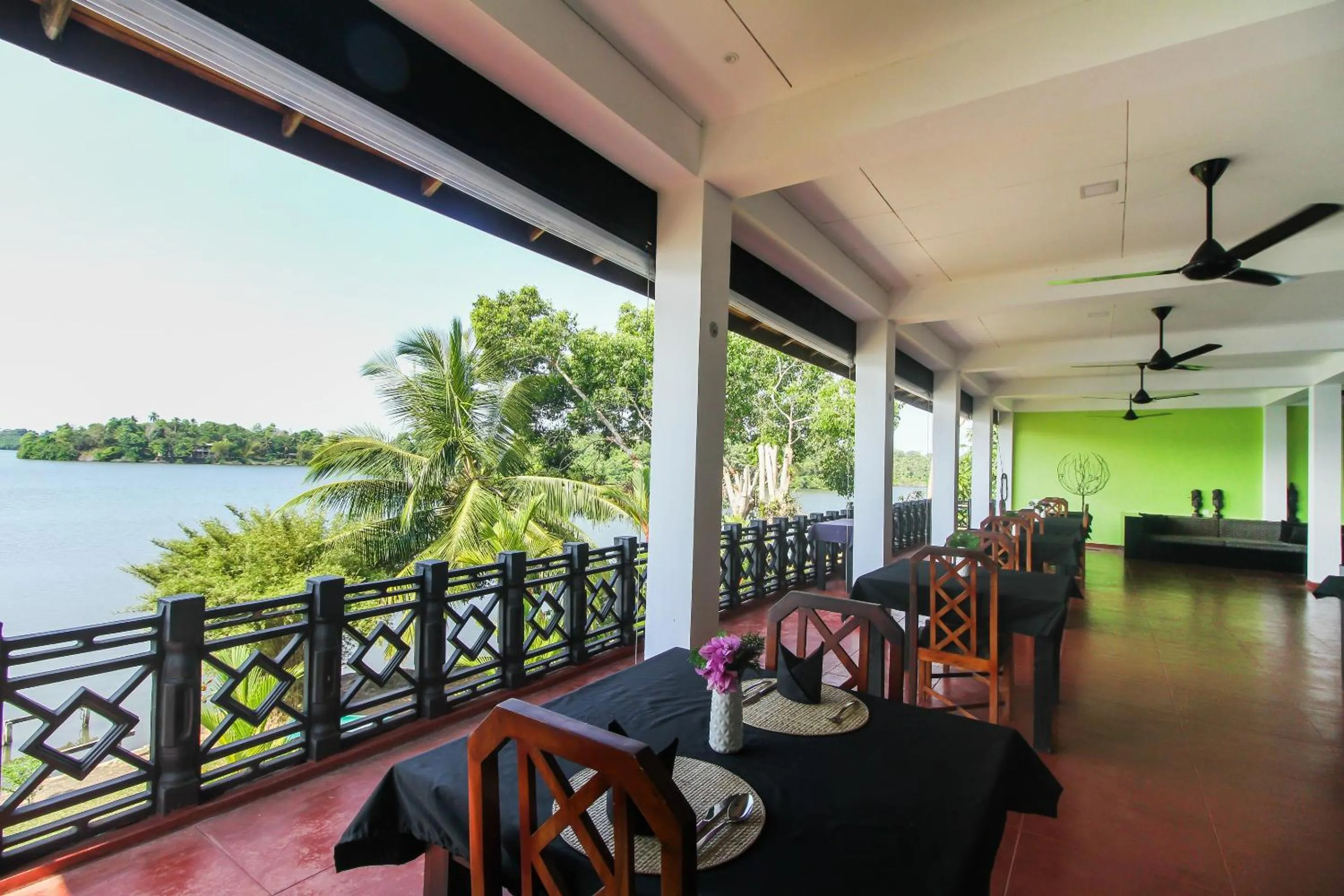 Restaurant/places to eat in Kalla Bongo Lake Resort
