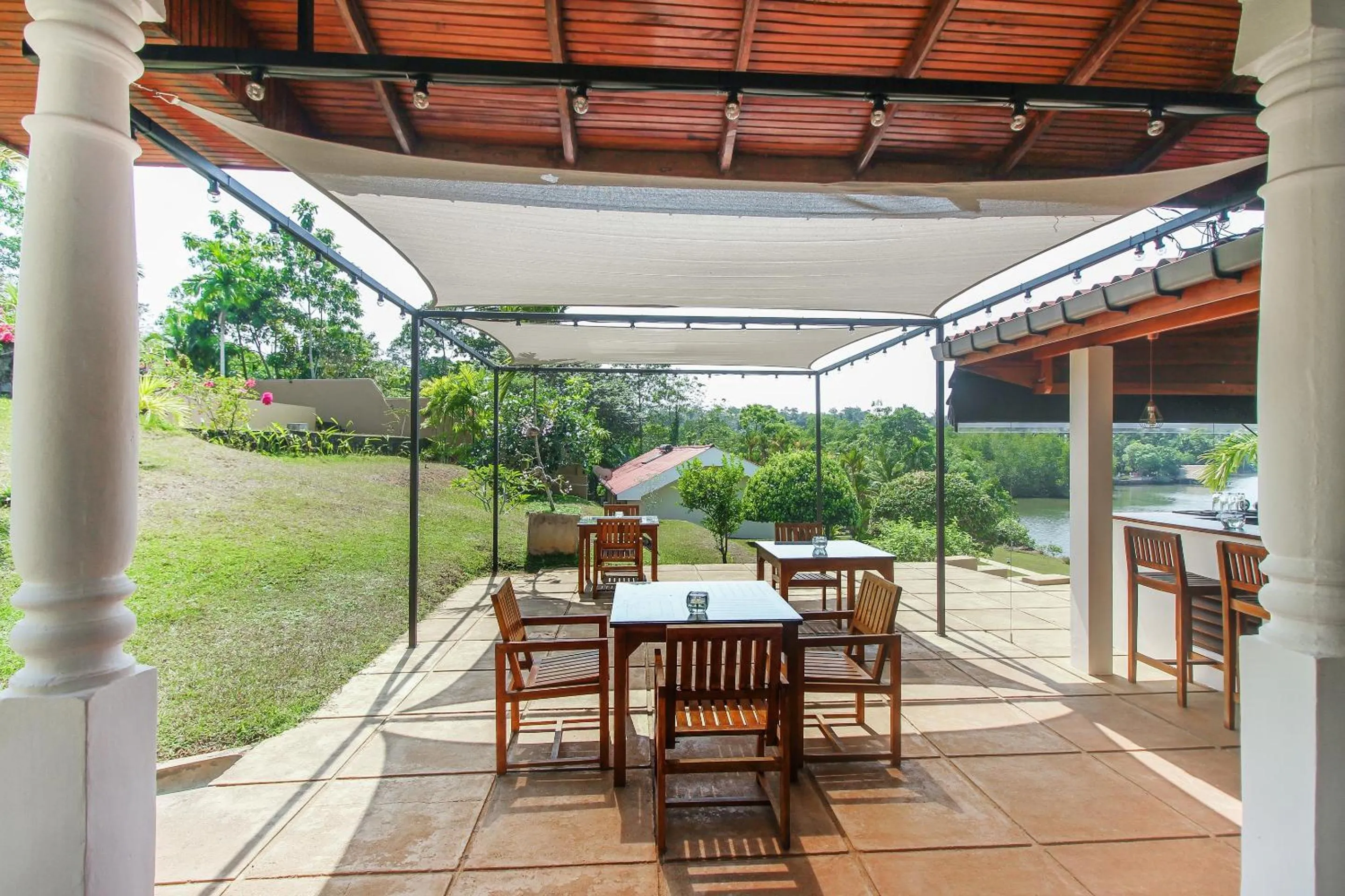 Restaurant/places to eat in Kalla Bongo Lake Resort