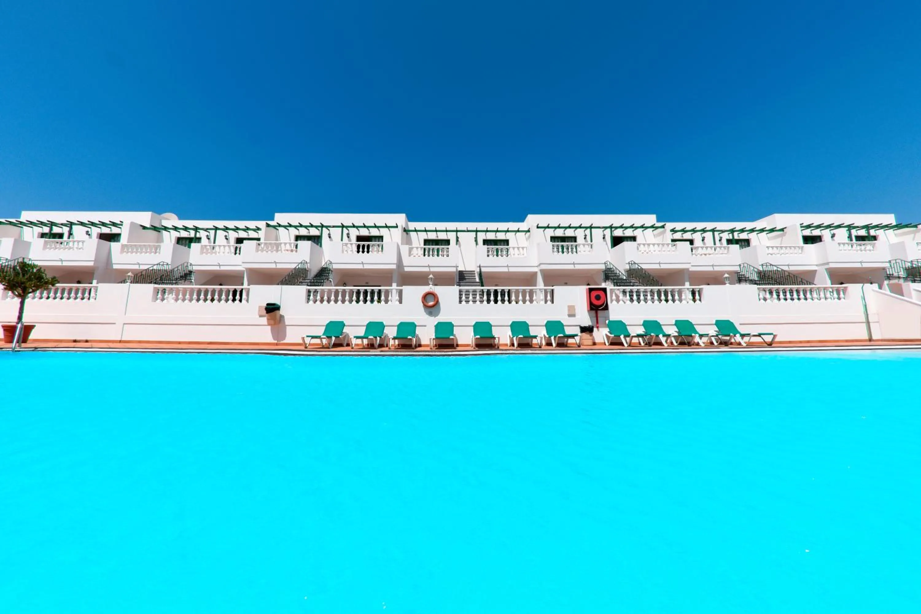 Swimming pool in Apartamentos Tisalaya