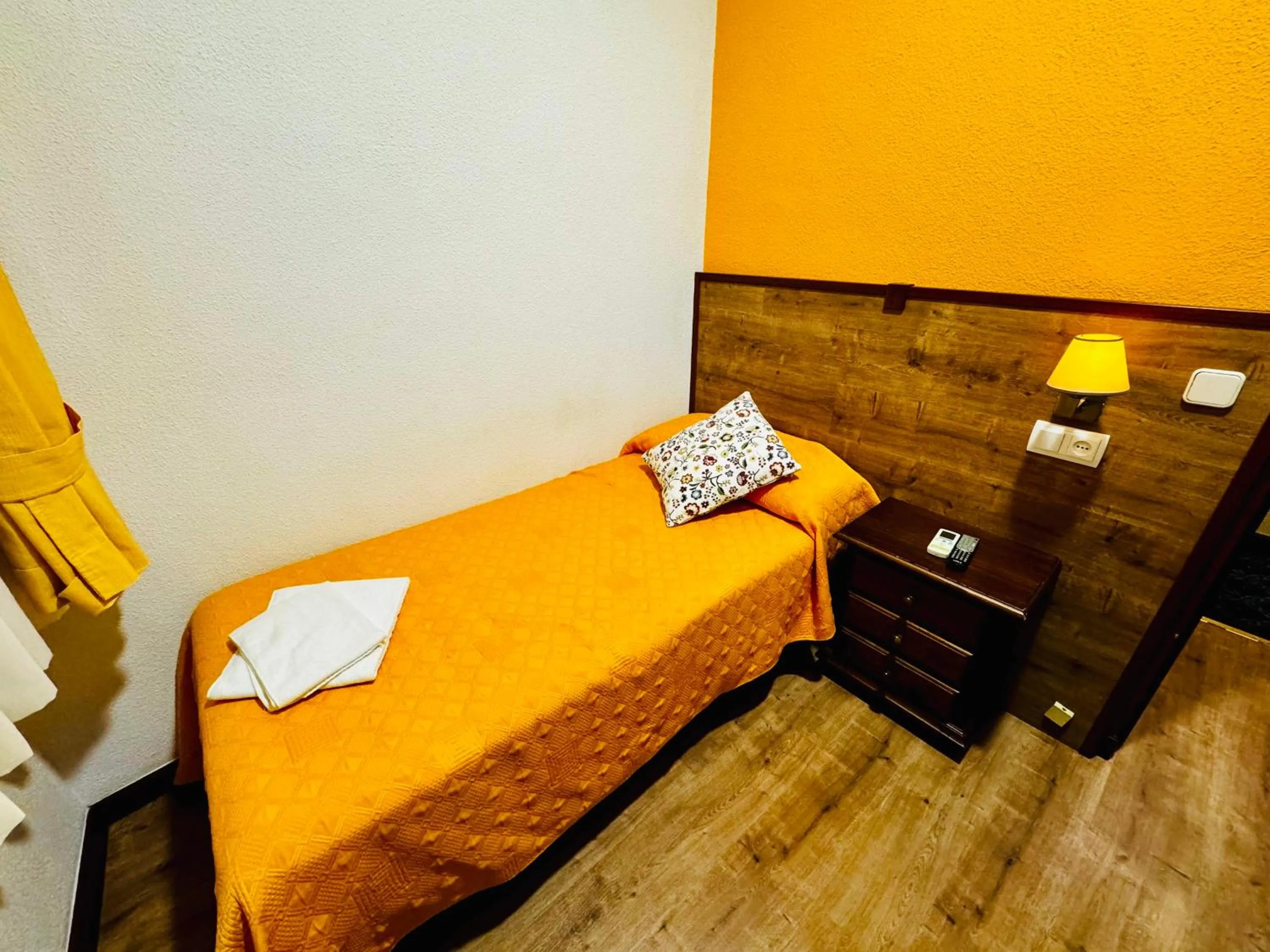 Bedroom, Bed in Hostal Edreira