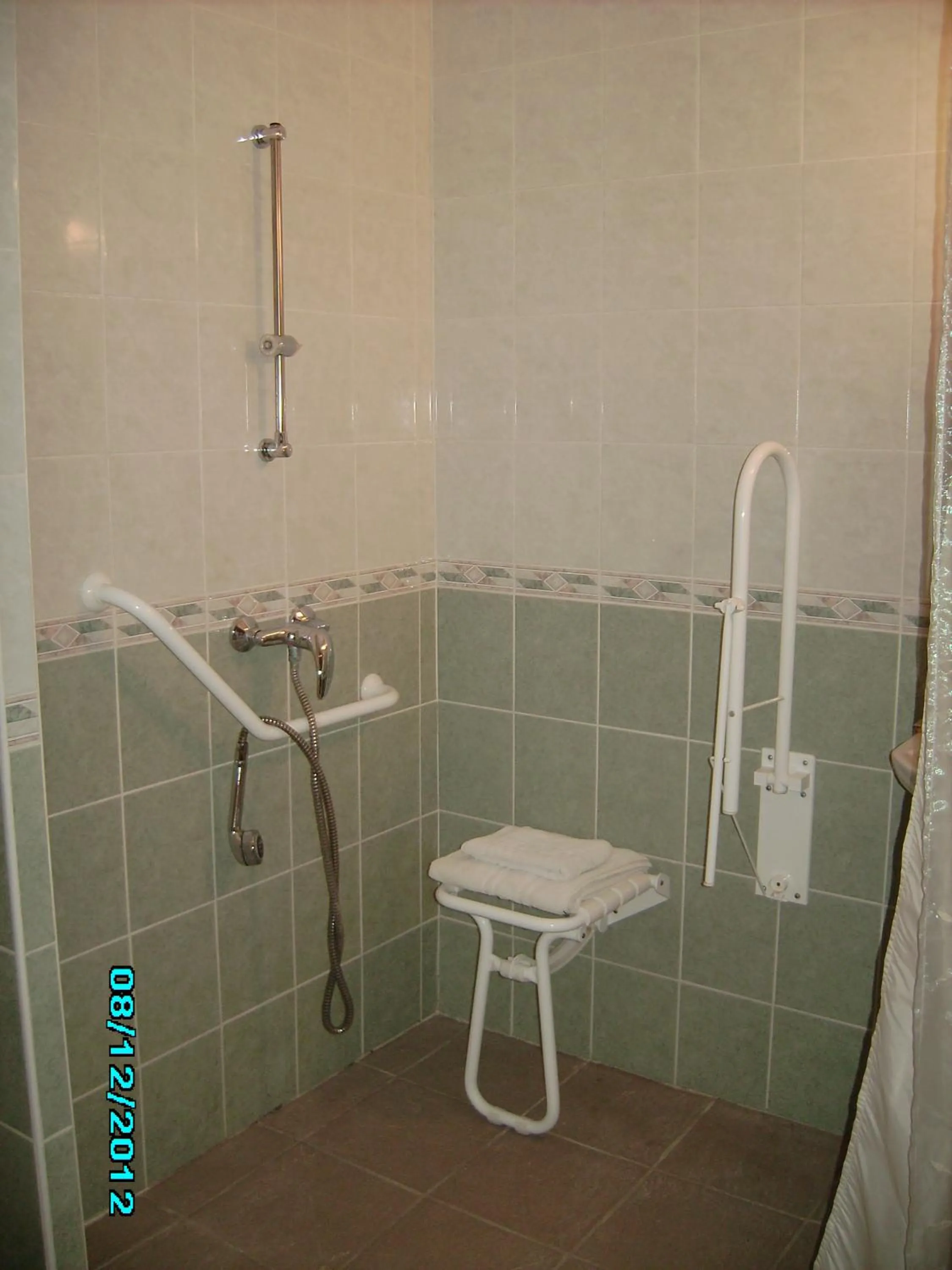 Shower in Terroir et Tradition A La Ducasse