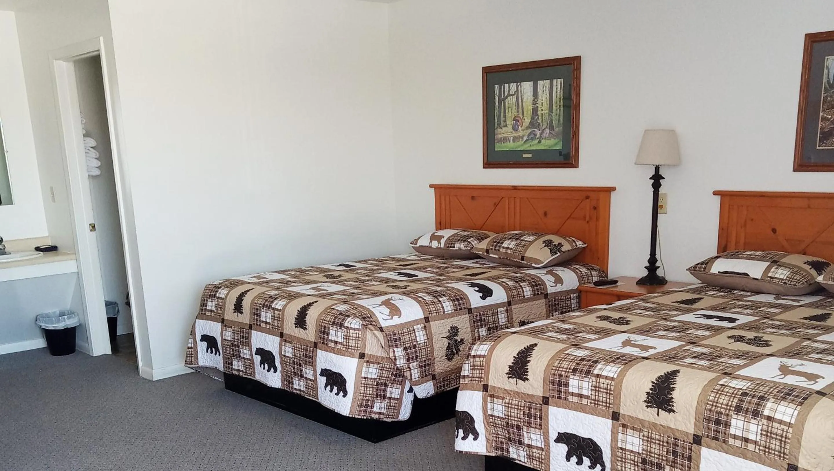 Photo of the whole room, Bed in Drop Tyne Lodge