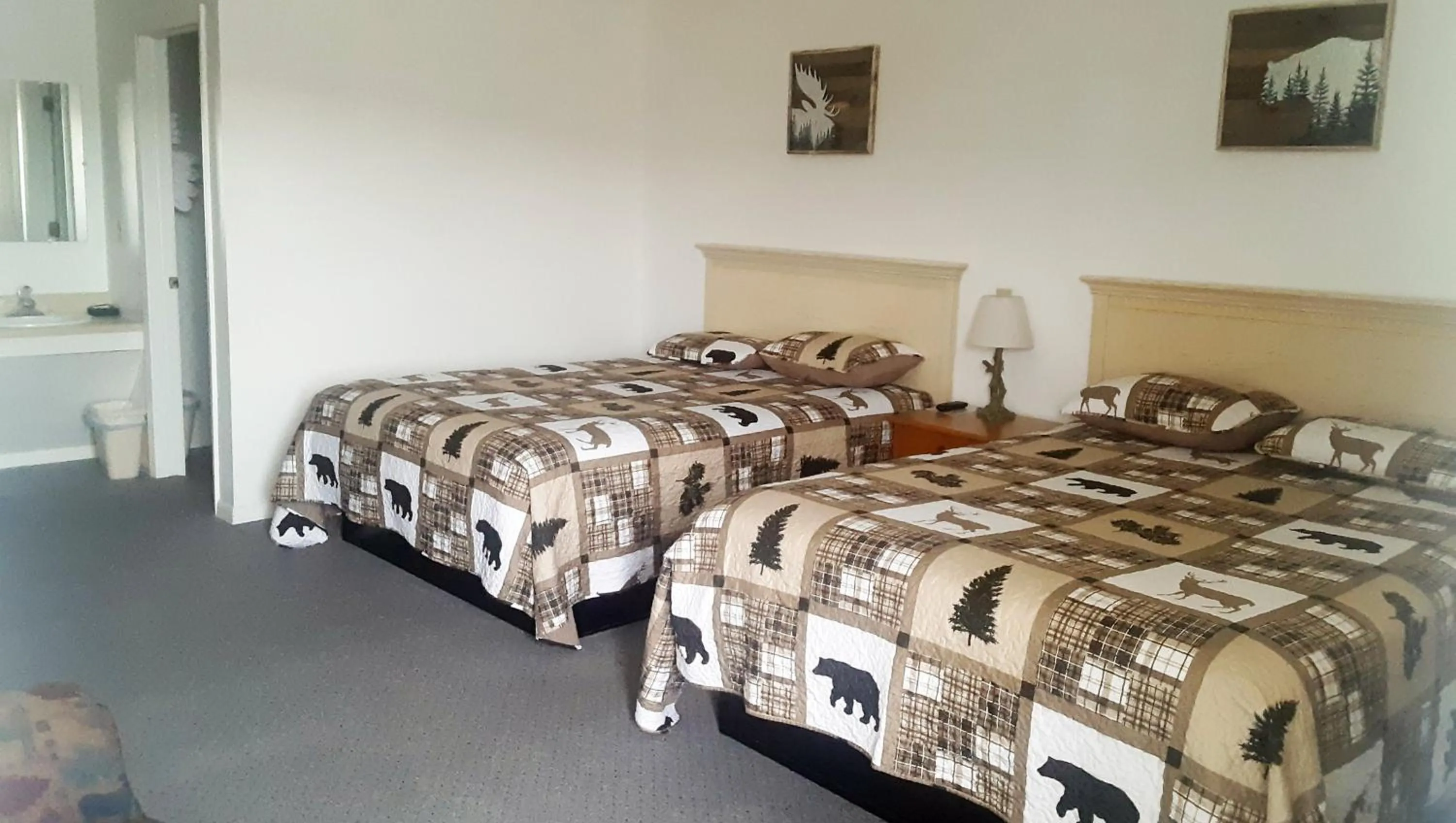 Photo of the whole room, Bed in Drop Tyne Lodge