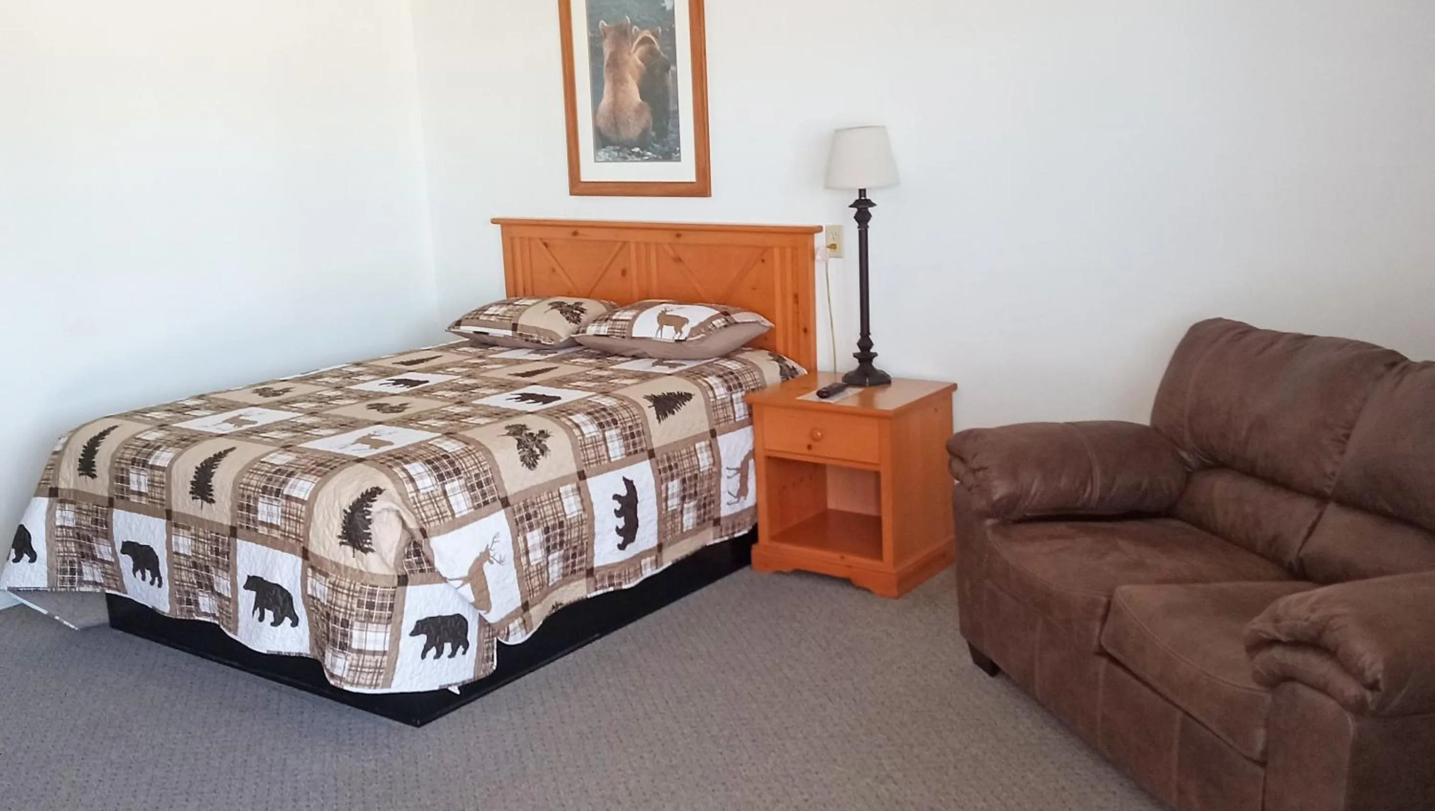 Photo of the whole room, Bed in Drop Tyne Lodge