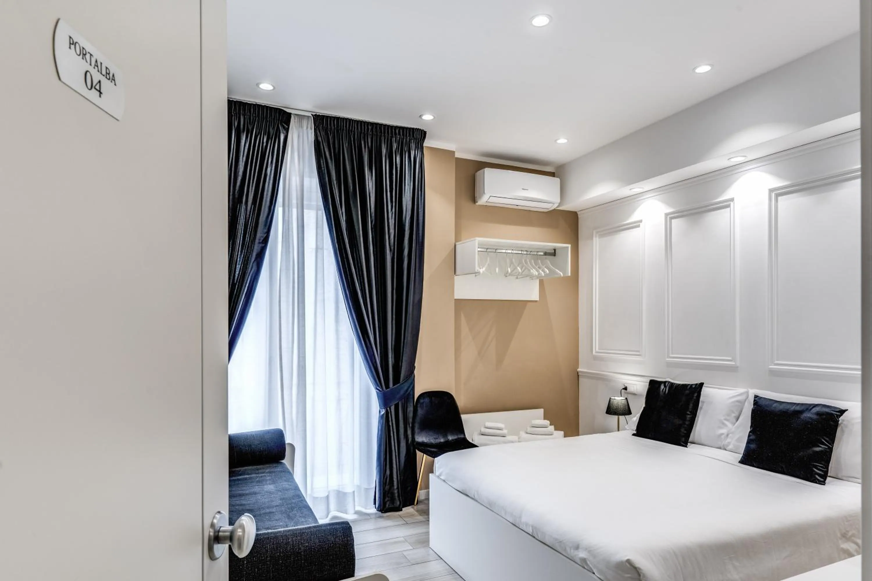 Bedroom, Bed in RAGGIO DI SOLE - ATAROOMS Collection