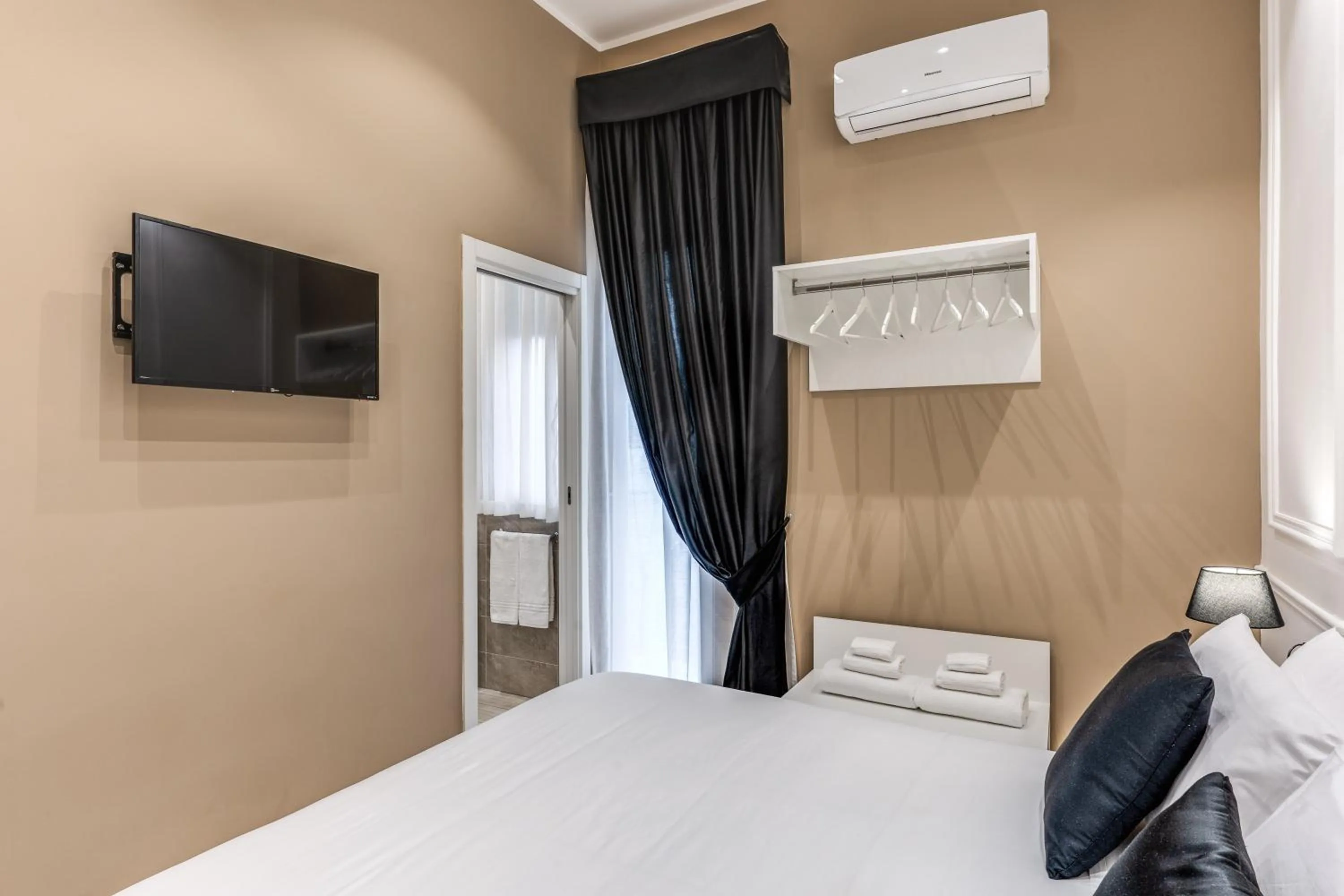 Bedroom, Bed in RAGGIO DI SOLE - ATAROOMS Collection