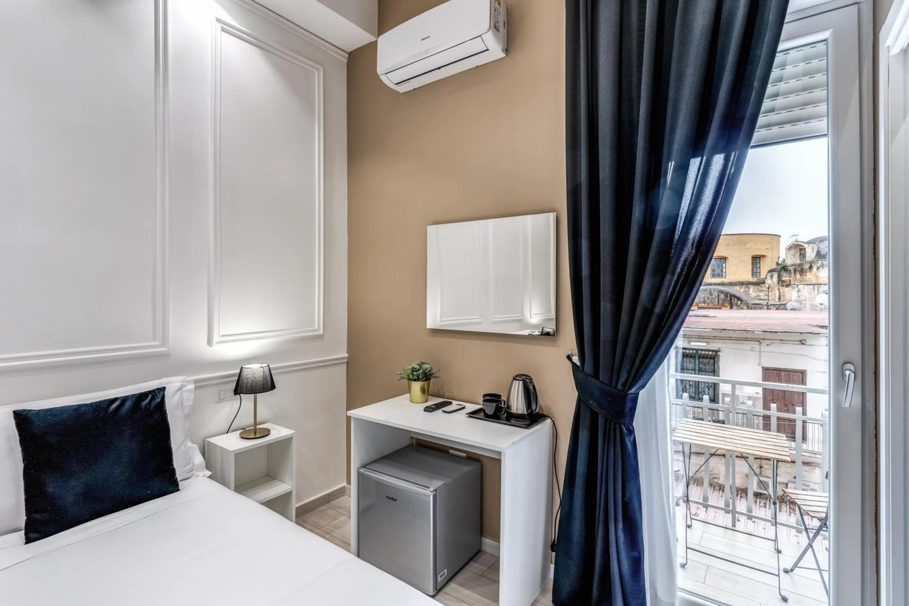 Bedroom, Bed in RAGGIO DI SOLE - ATAROOMS Collection