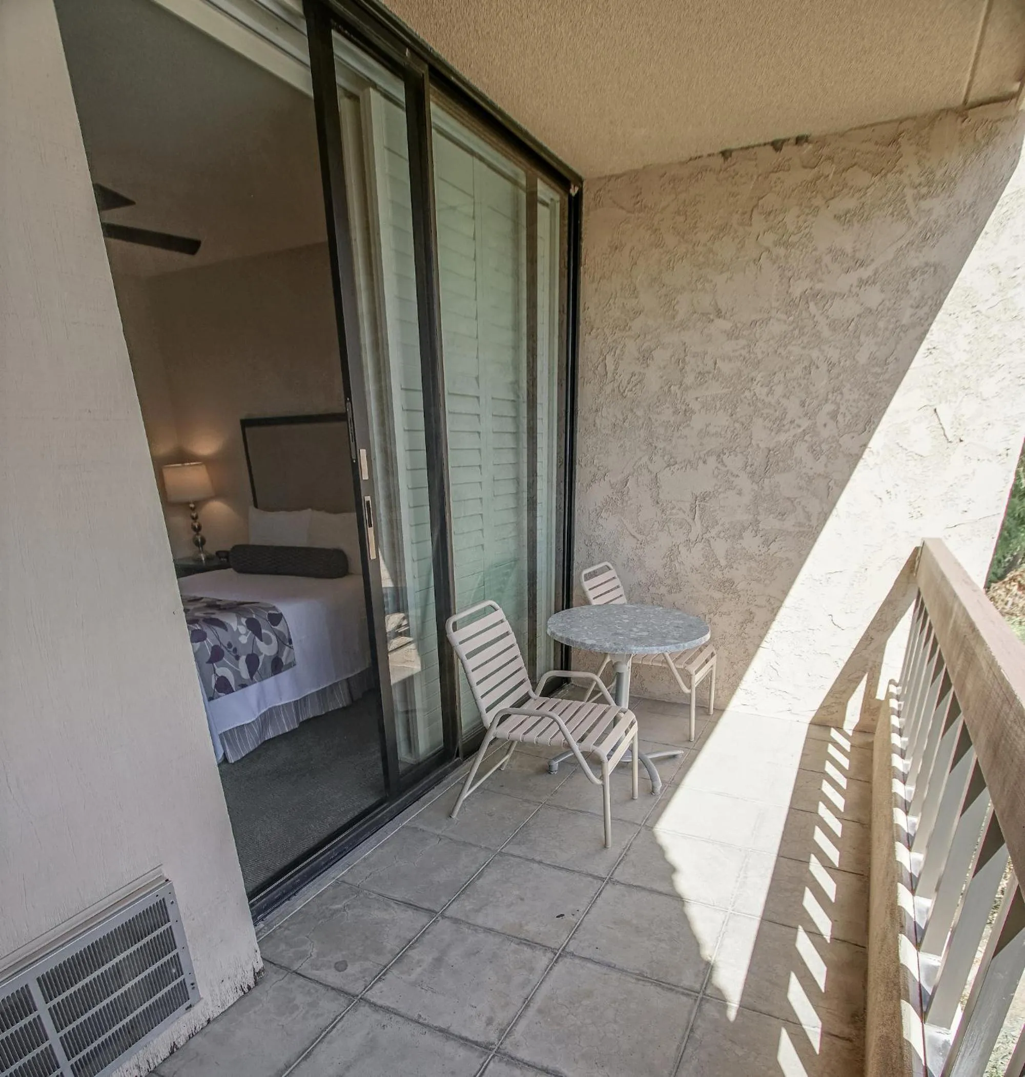 Bed in Palm Springs Tennis Club