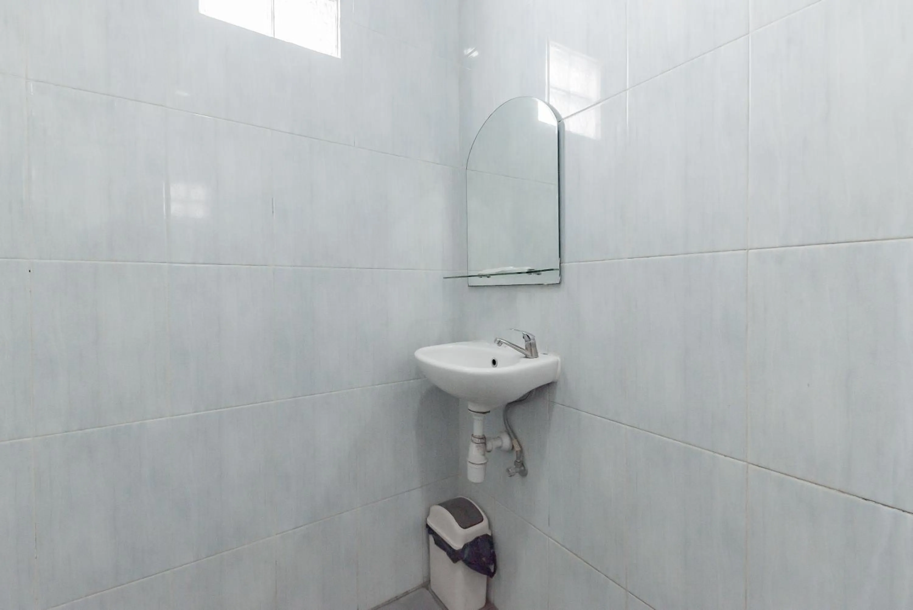 Bathroom in RedDoorz near Pasar Baru Bandung