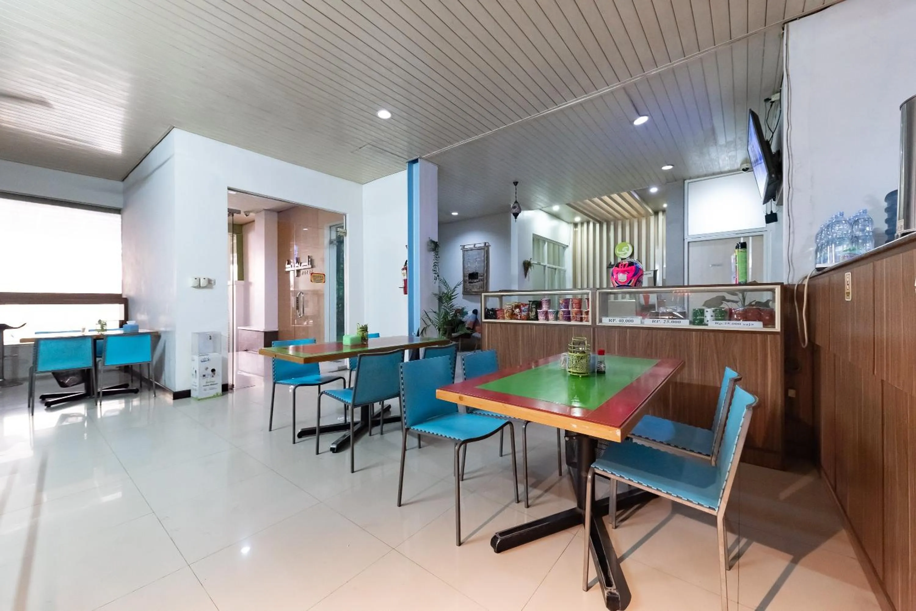 Seating area in RedDoorz near Pasar Baru Bandung