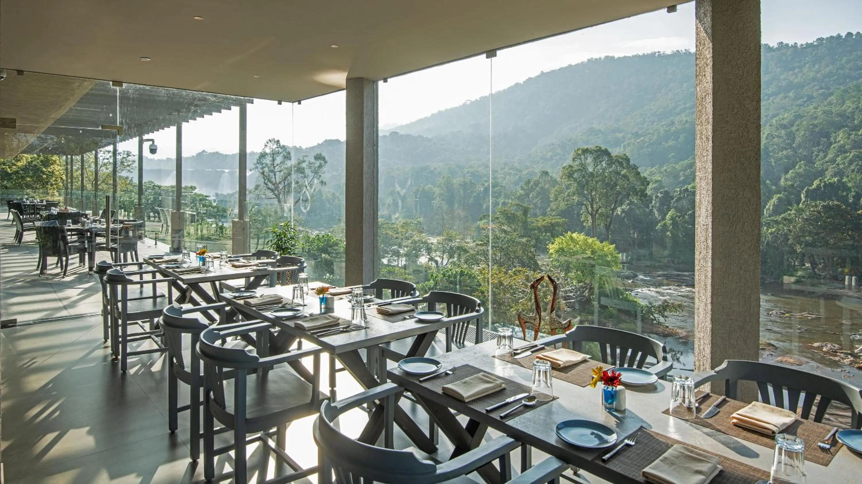 Restaurant/places to eat in Niraamaya Retreats Samroha Athirappilly