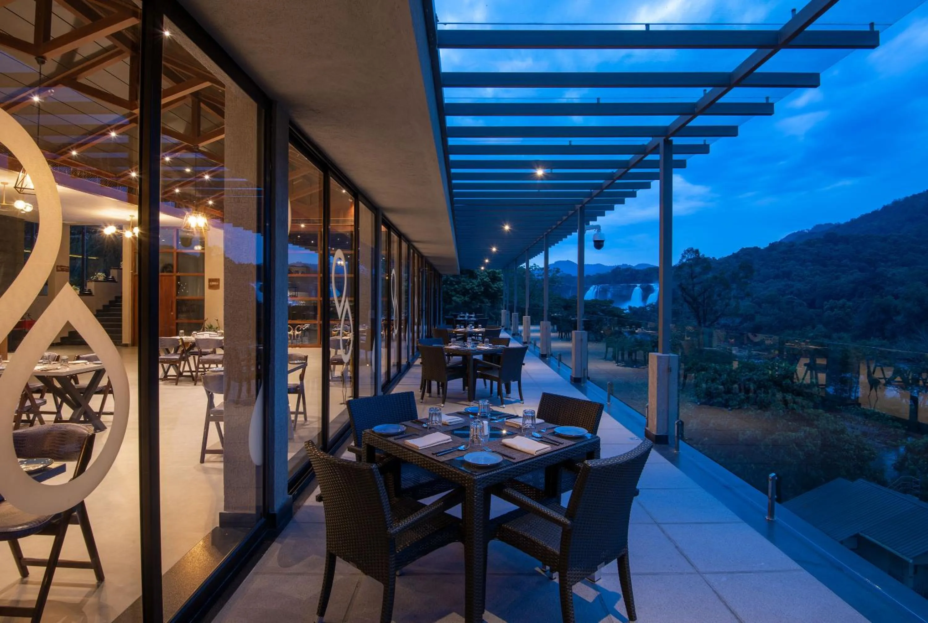 Restaurant/places to eat in Niraamaya Retreats Samroha Athirappilly