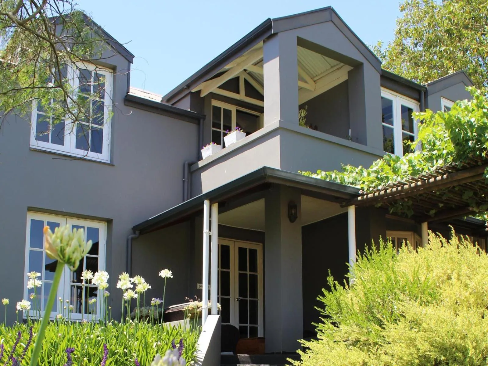 Garden in Arumvale Country Retreat