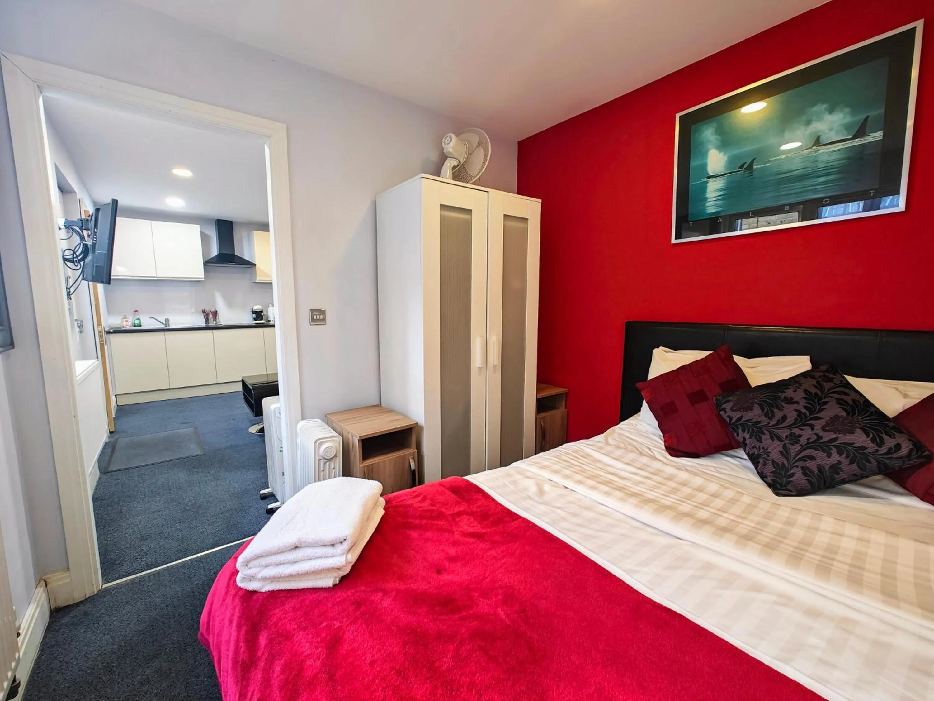 Bedroom, Bed in Wellesley Hotel