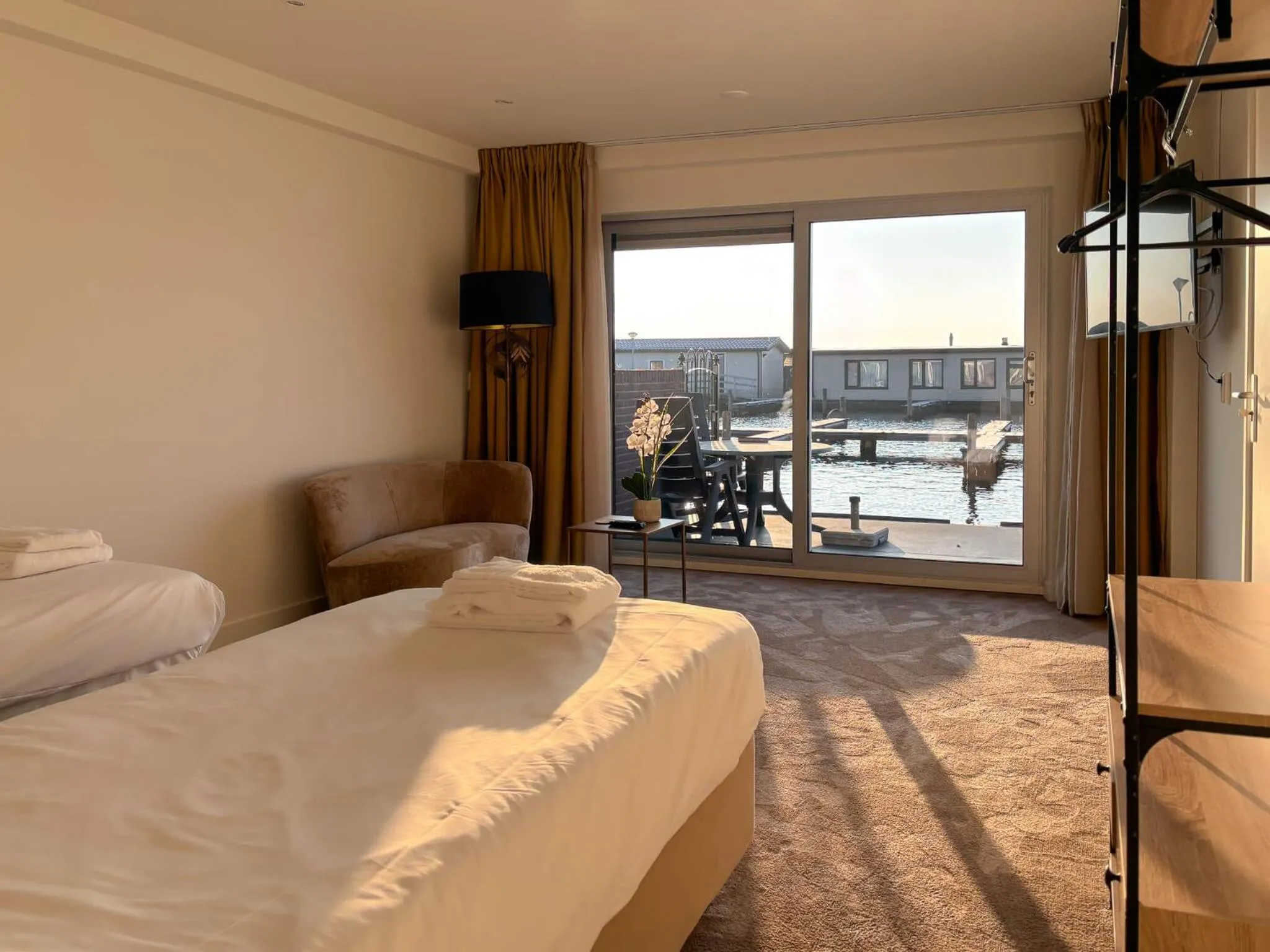 View (from property/room), Bed in VISSERSLUST Rooms, Apartments and Houseboats