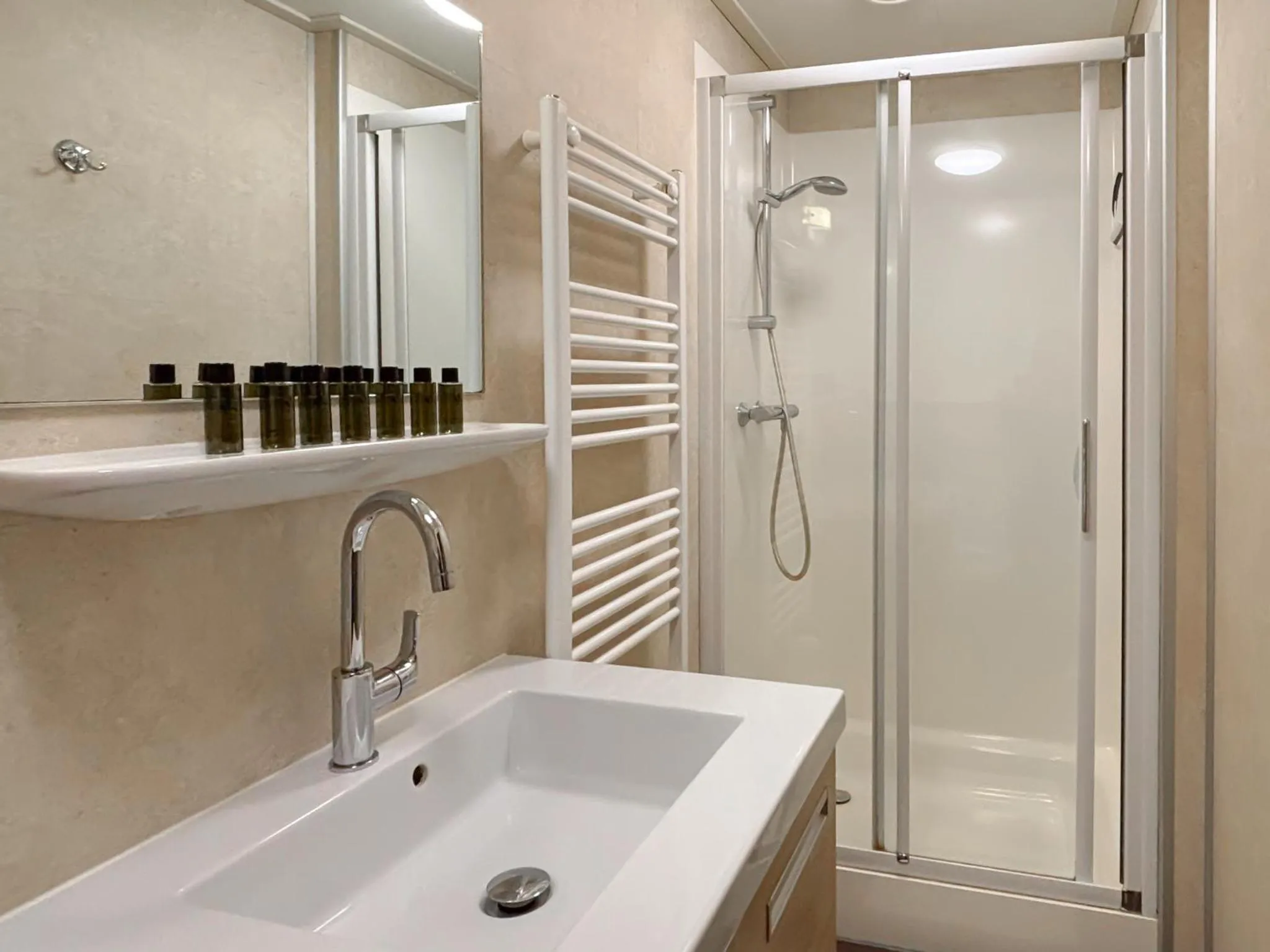 Shower in VISSERSLUST Rooms, Apartments and Houseboats