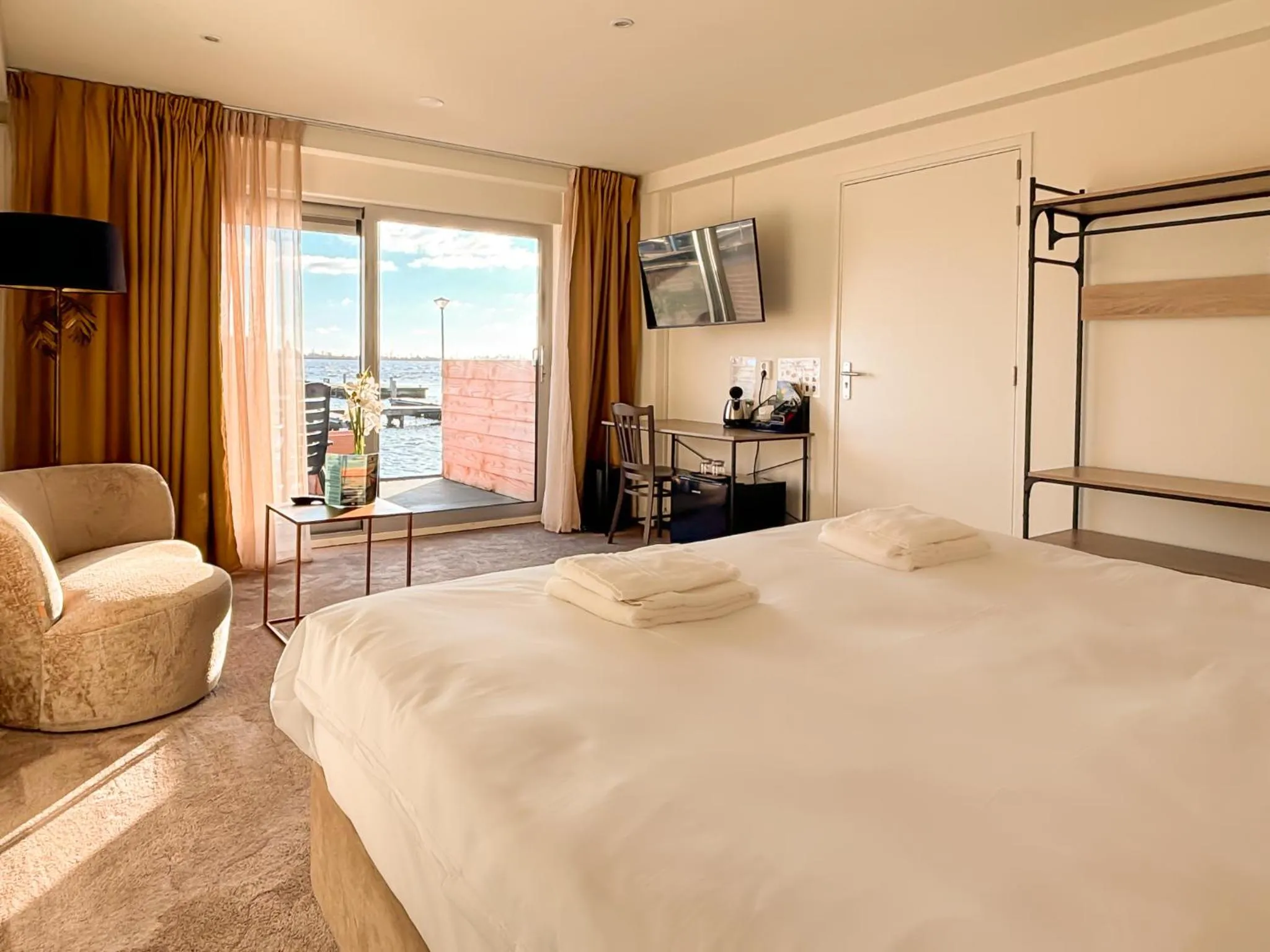 View (from property/room), Bed in VISSERSLUST Rooms, Apartments and Houseboats