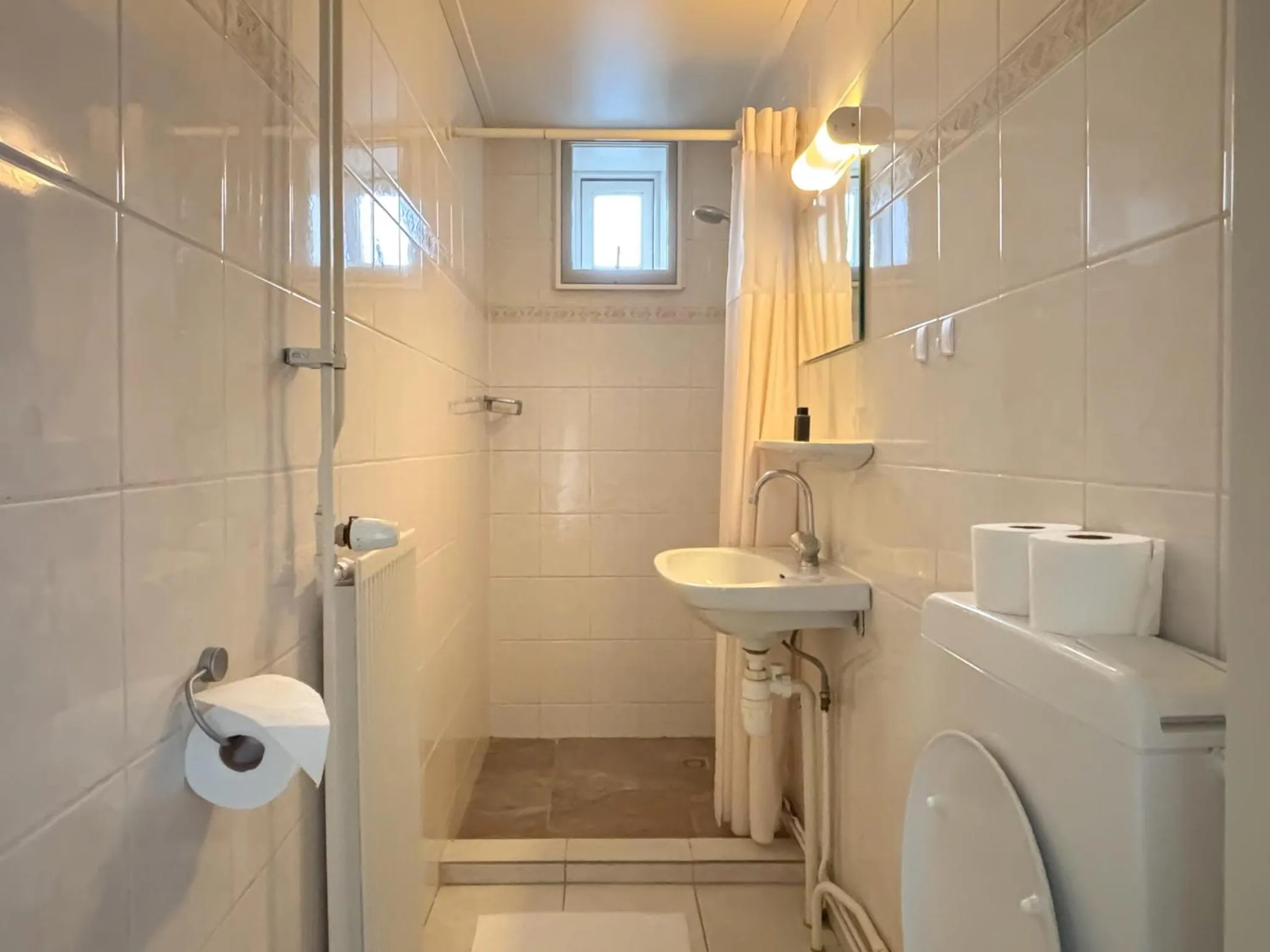 Shower in VISSERSLUST Rooms, Apartments and Houseboats