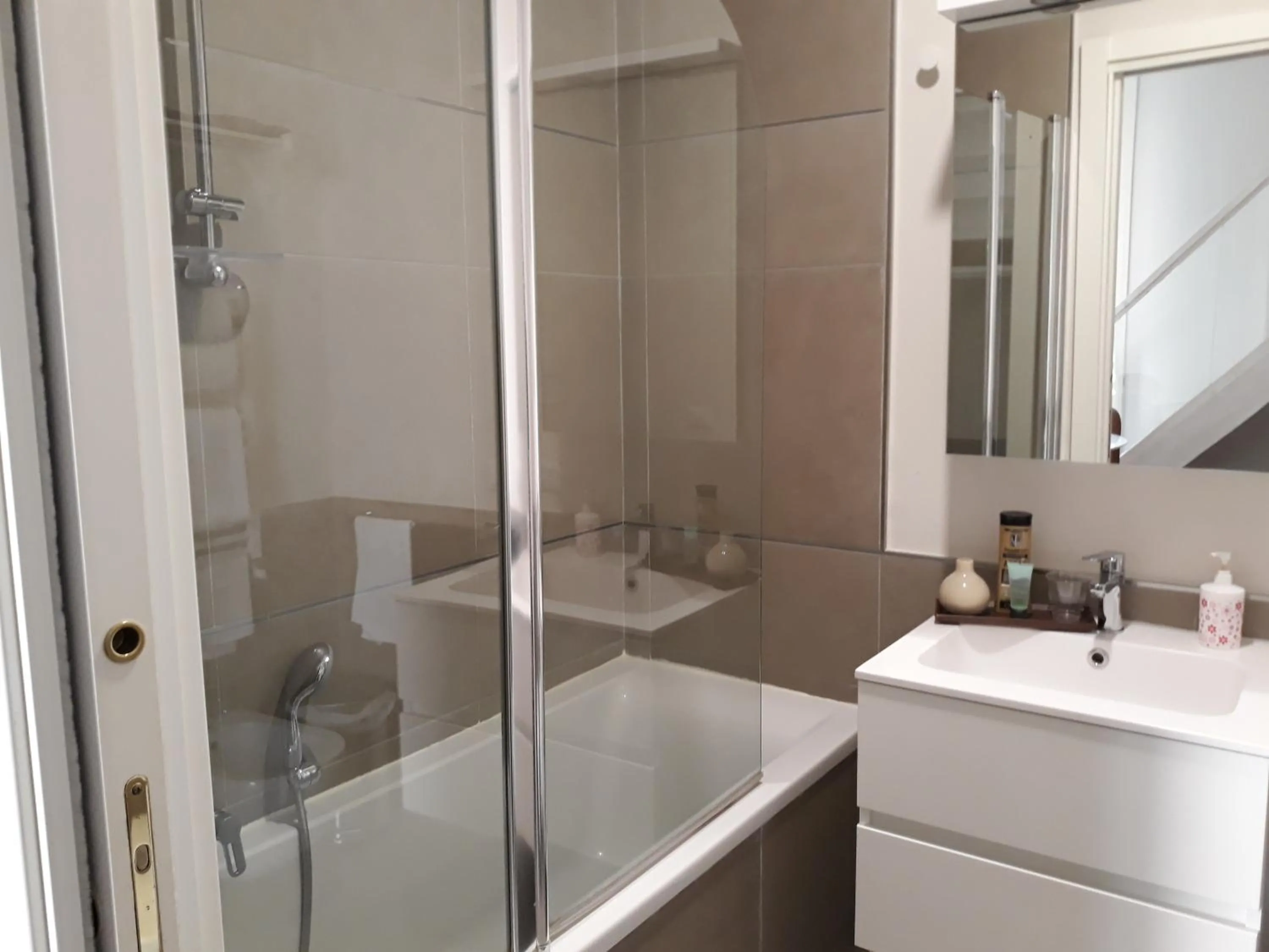 Bathroom in Piano Nobile by Napoliapartments