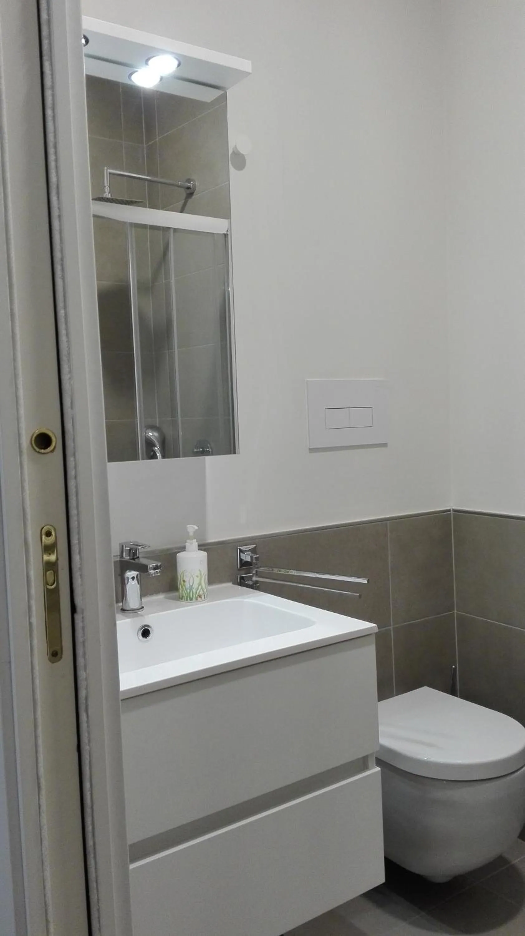 Bathroom in Piano Nobile by Napoliapartments