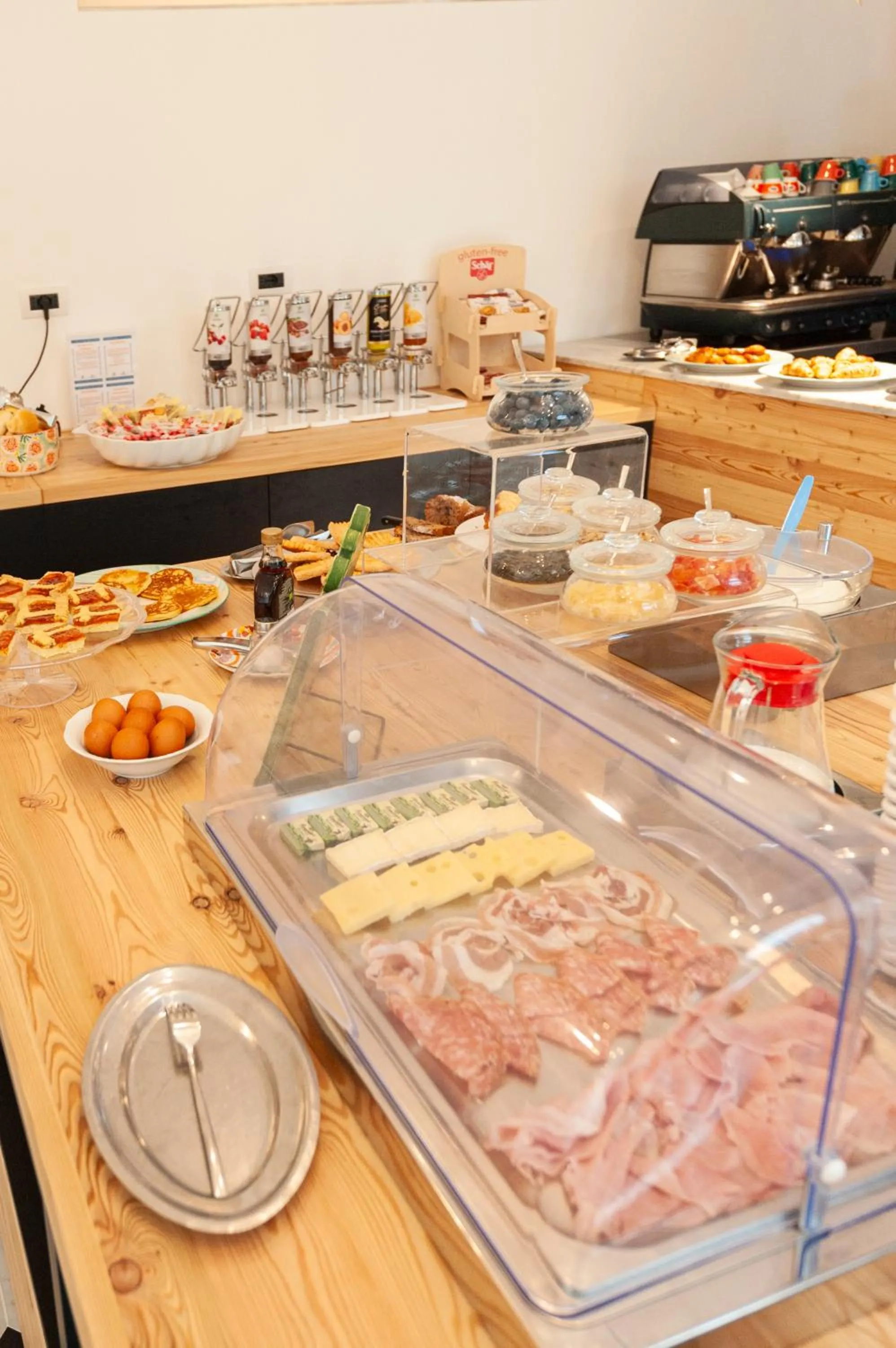 Buffet breakfast in Hotel Melograno