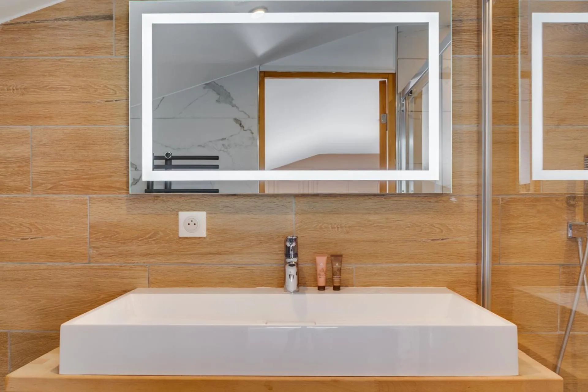 Shower in Hôtel Une Chambre en Ville