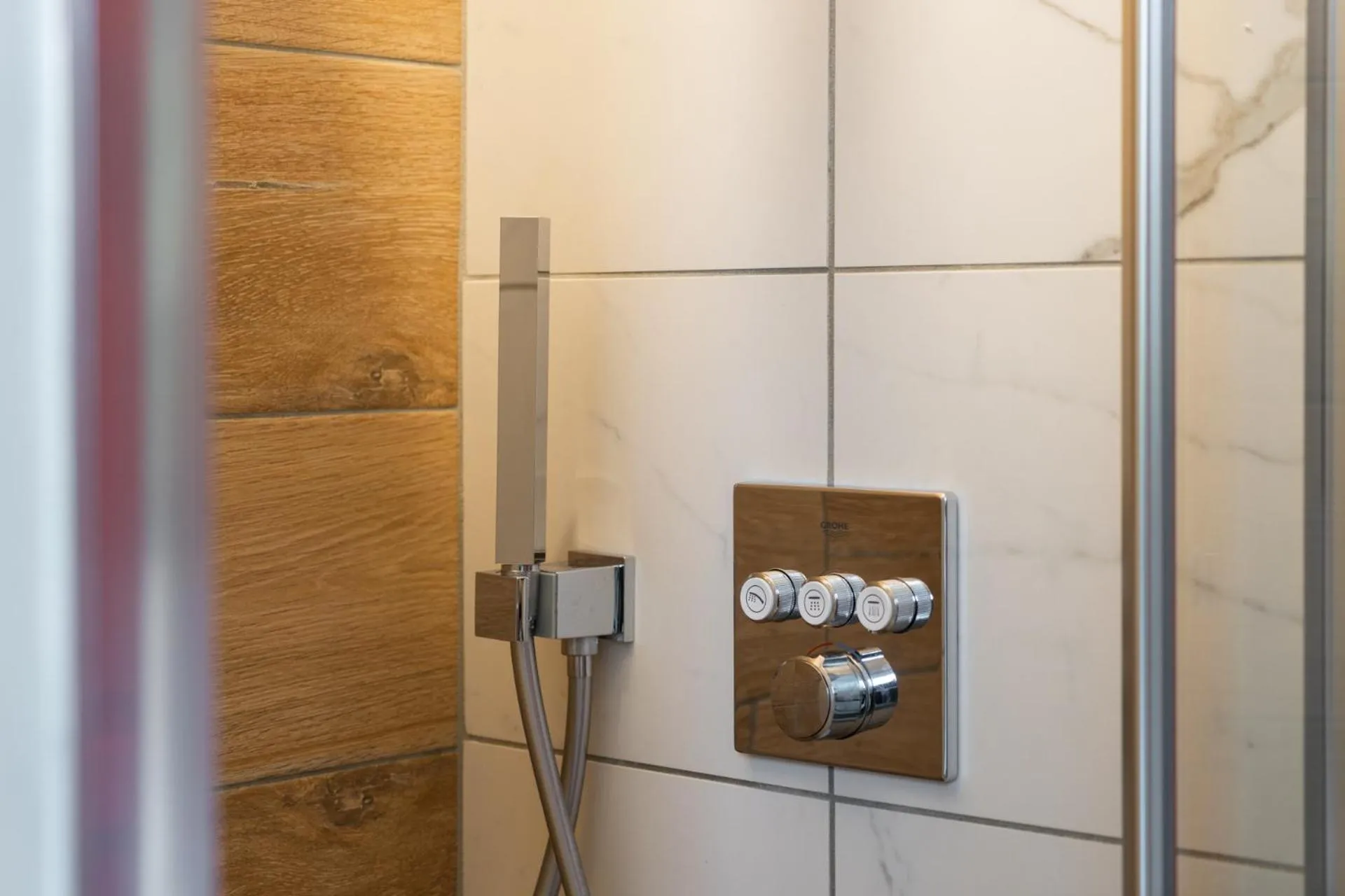 Shower in Hôtel Une Chambre en Ville